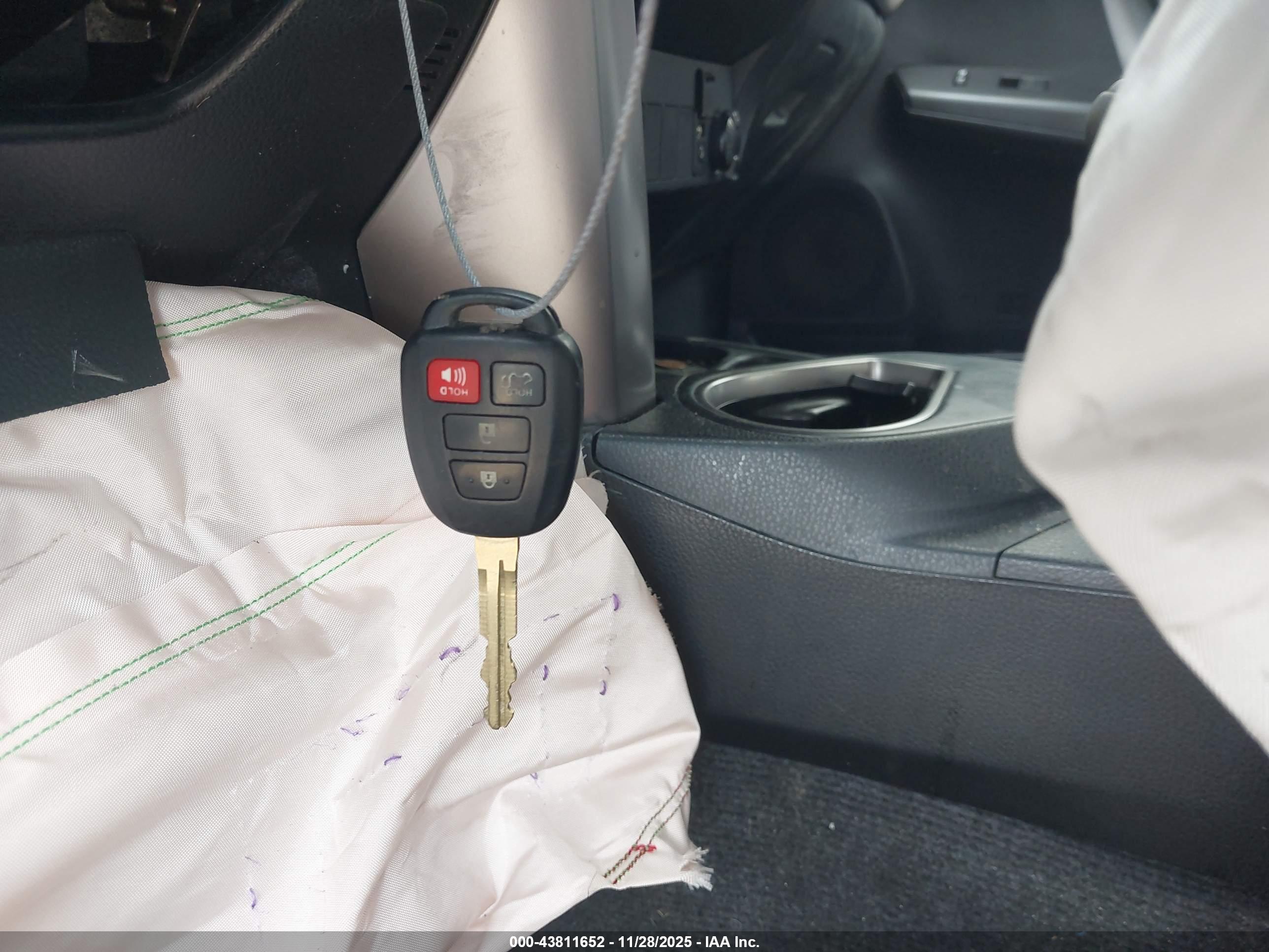 TOYOTA RAV4 image 11