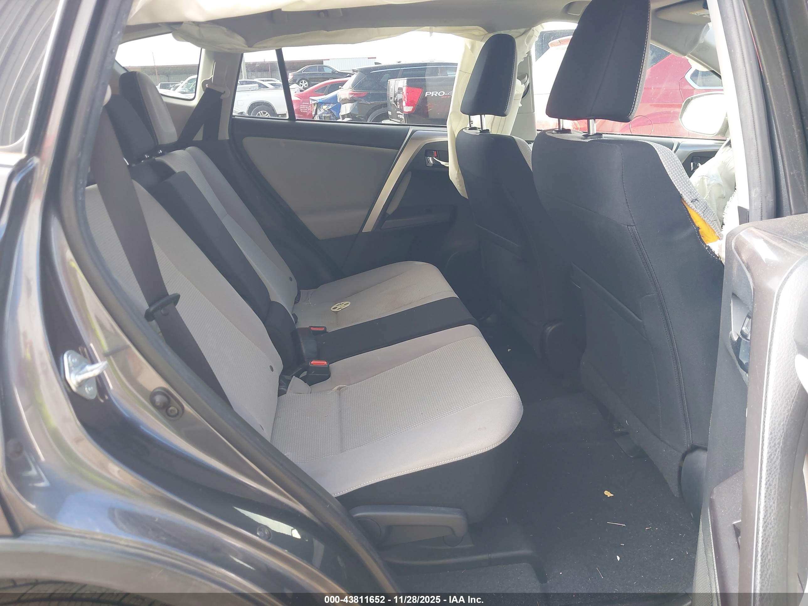TOYOTA RAV4 image 8
