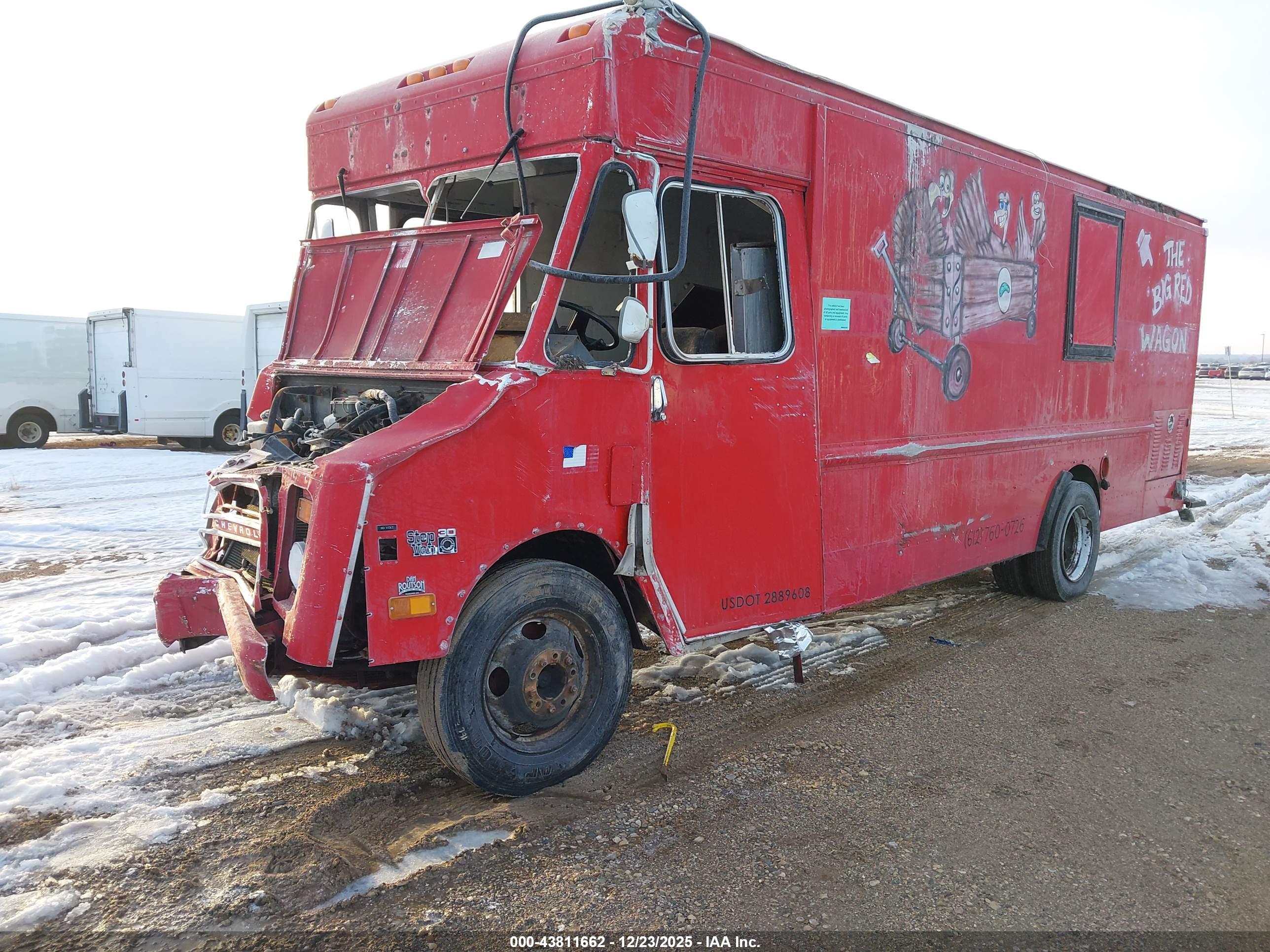 CHEVROLET P30 image 2