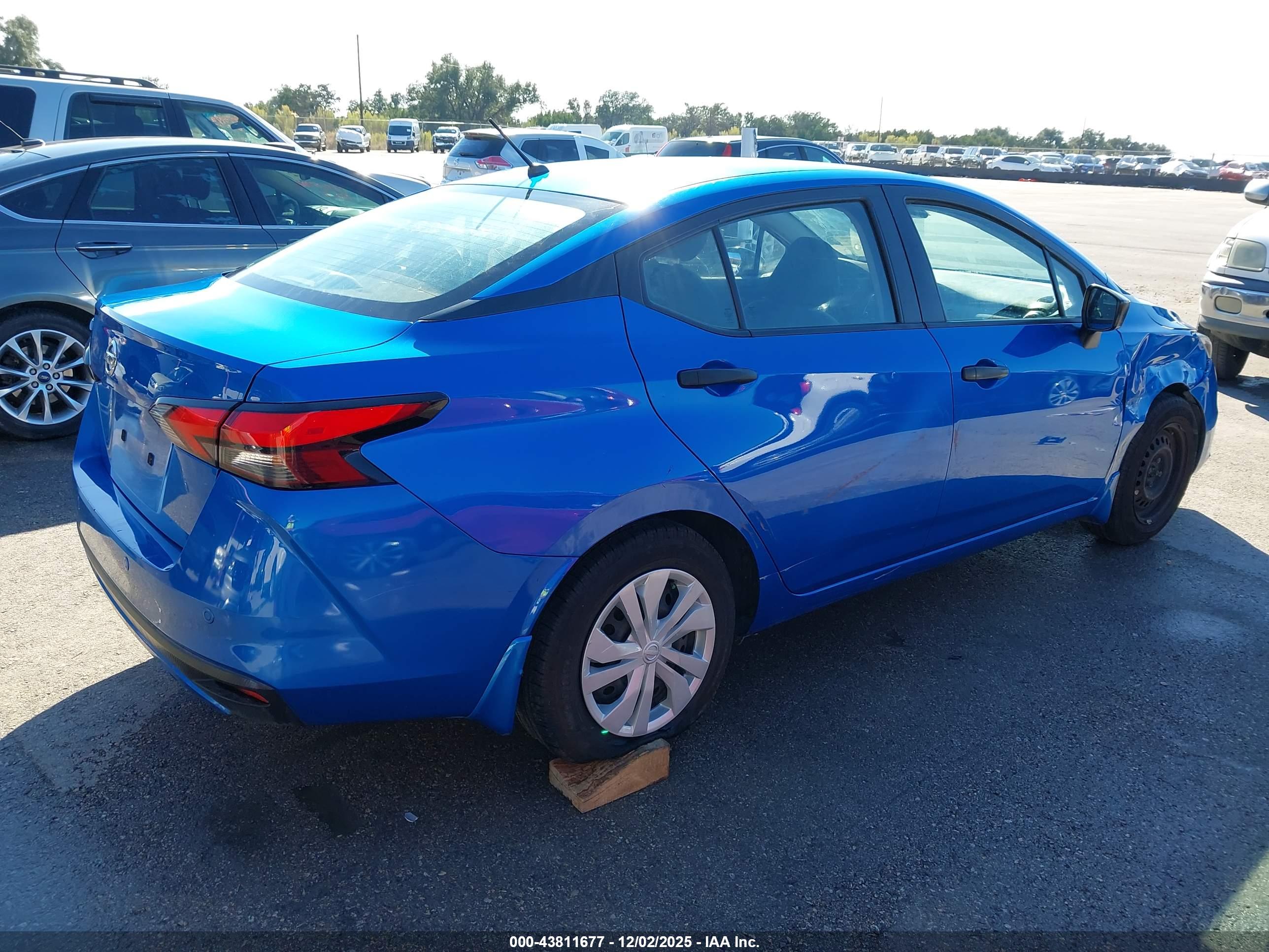 NISSAN VERSA image 4