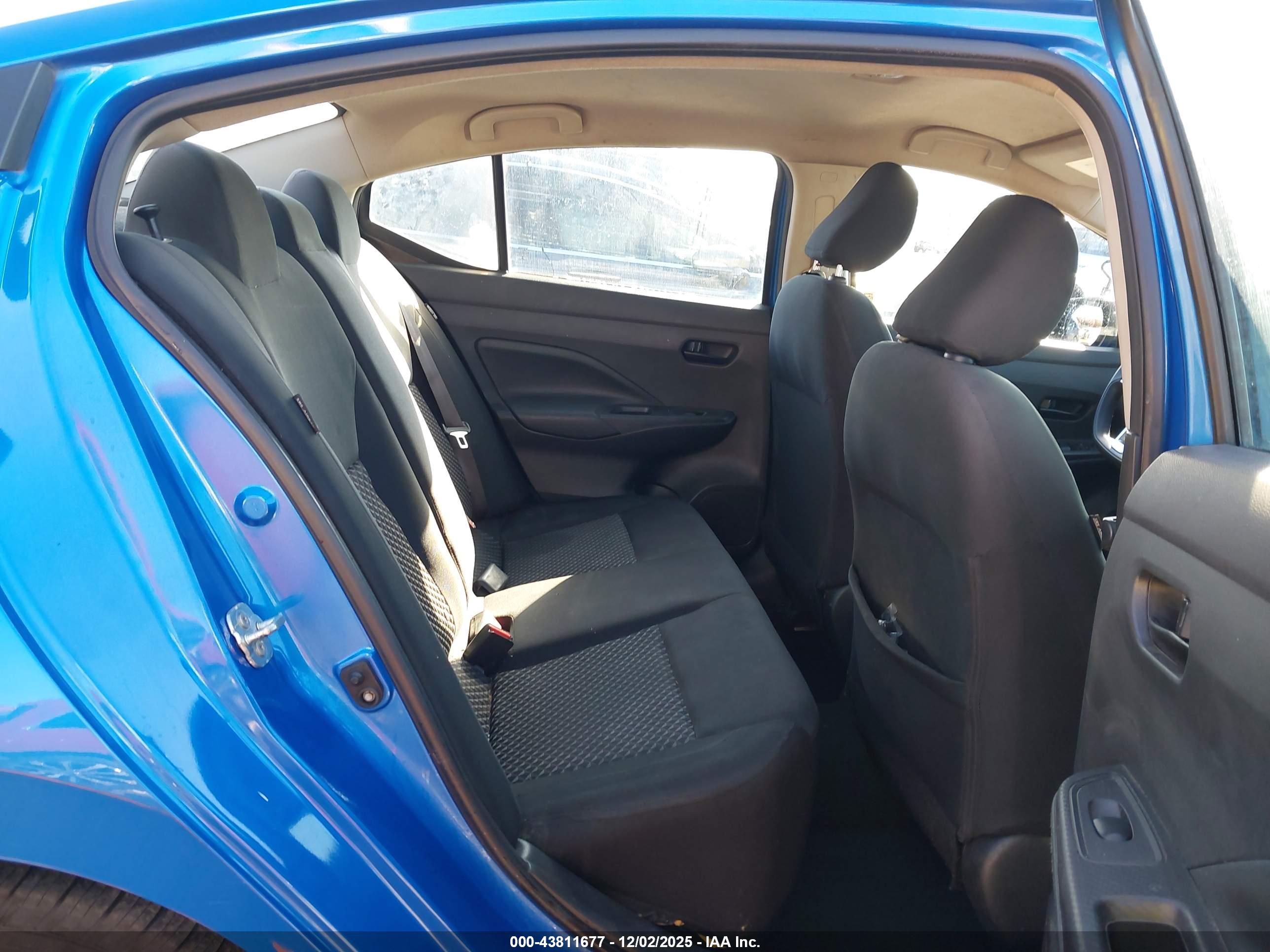 NISSAN VERSA image 8