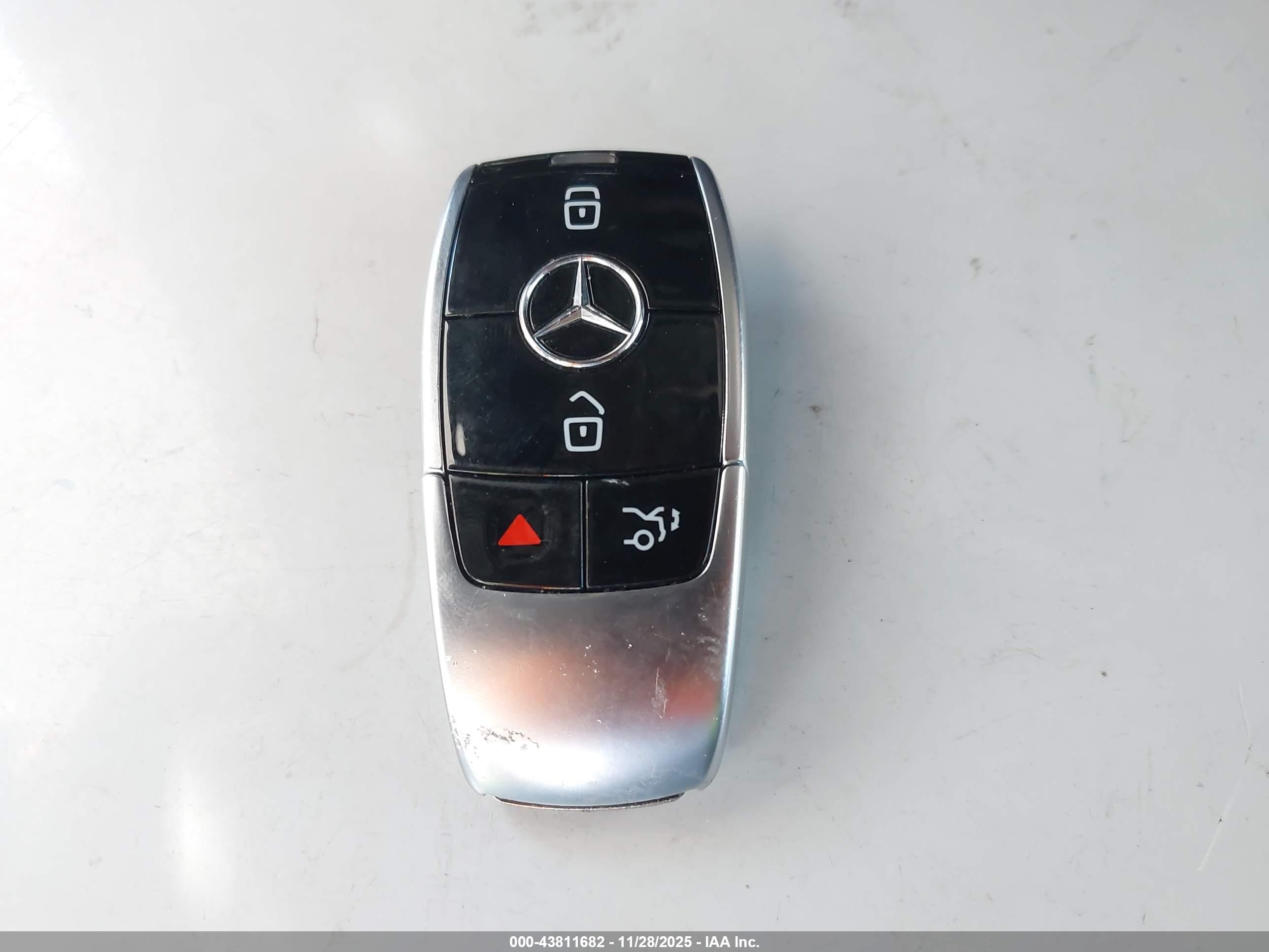 MERCEDES-BENZ E image 11