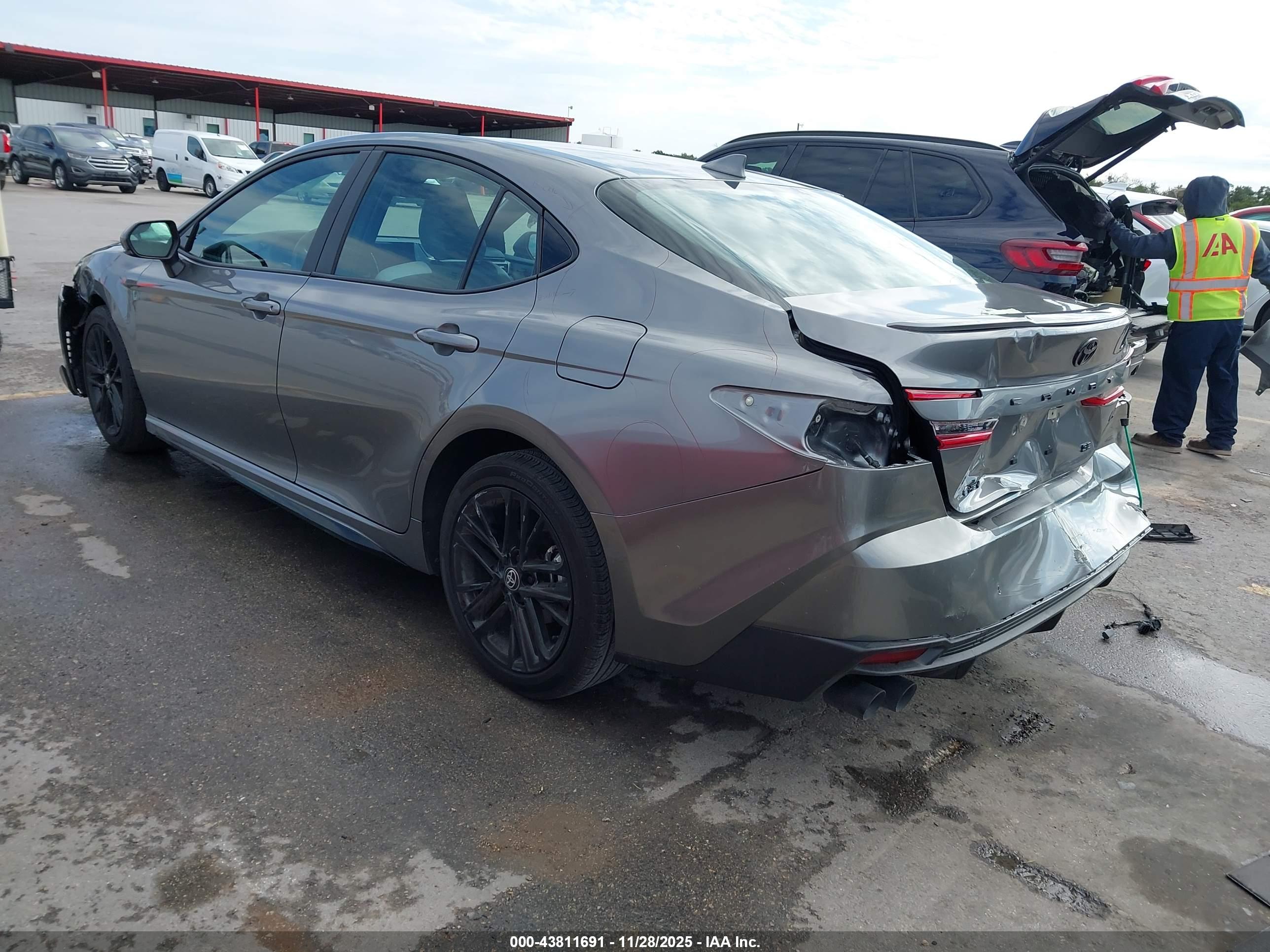 TOYOTA CAMRY image 3