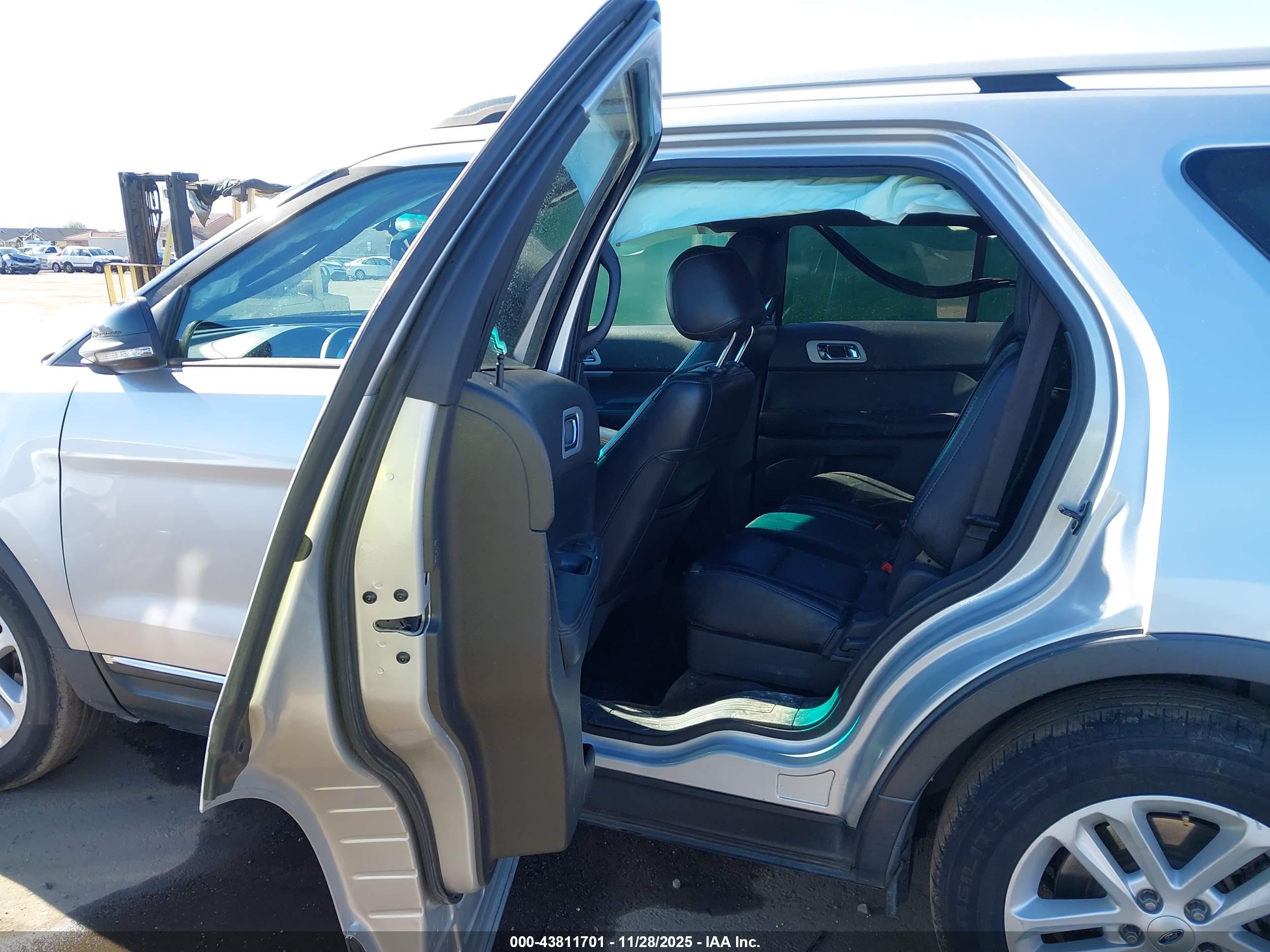 FORD EXPLORER image 8