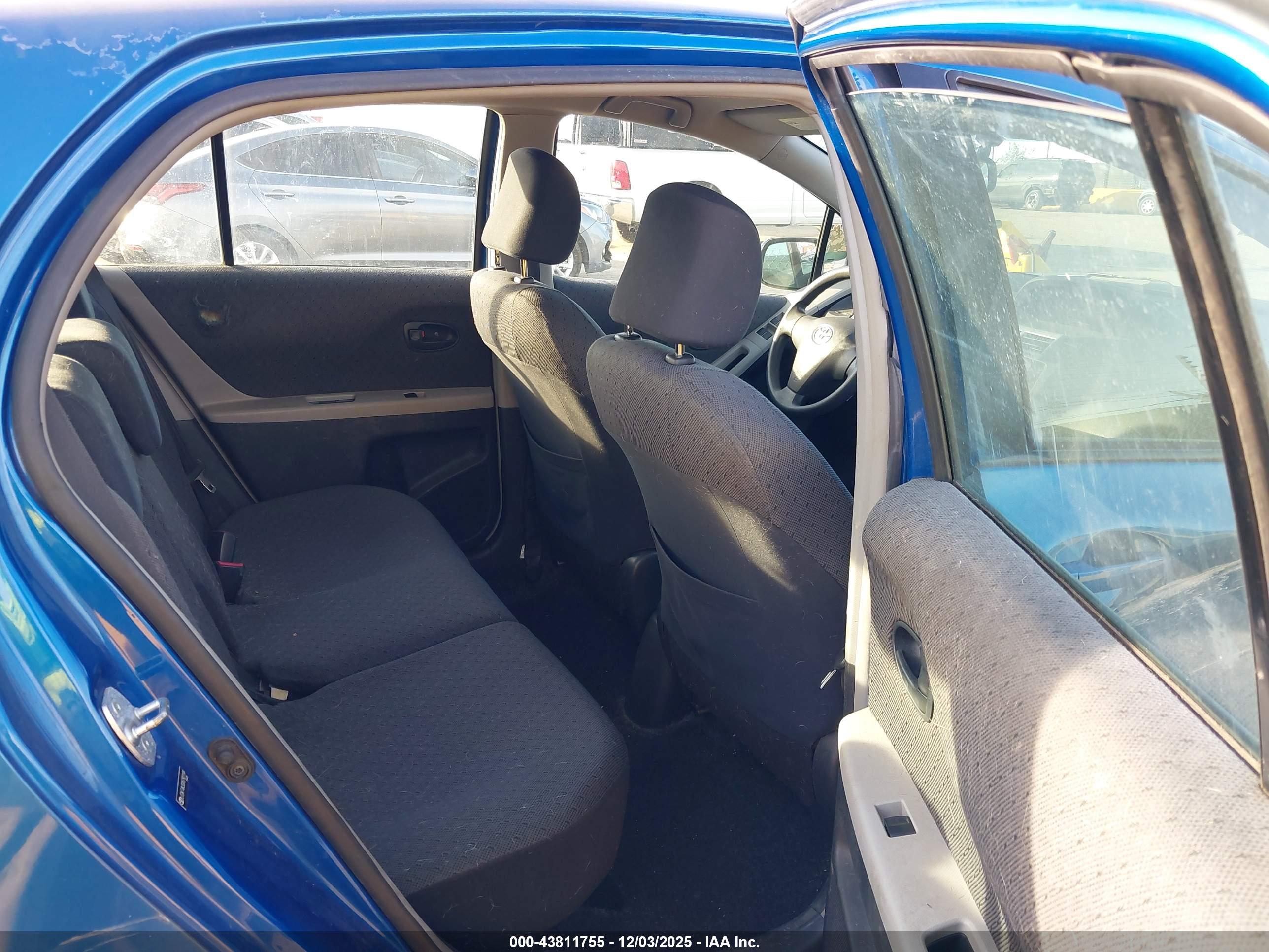 TOYOTA YARIS image 8