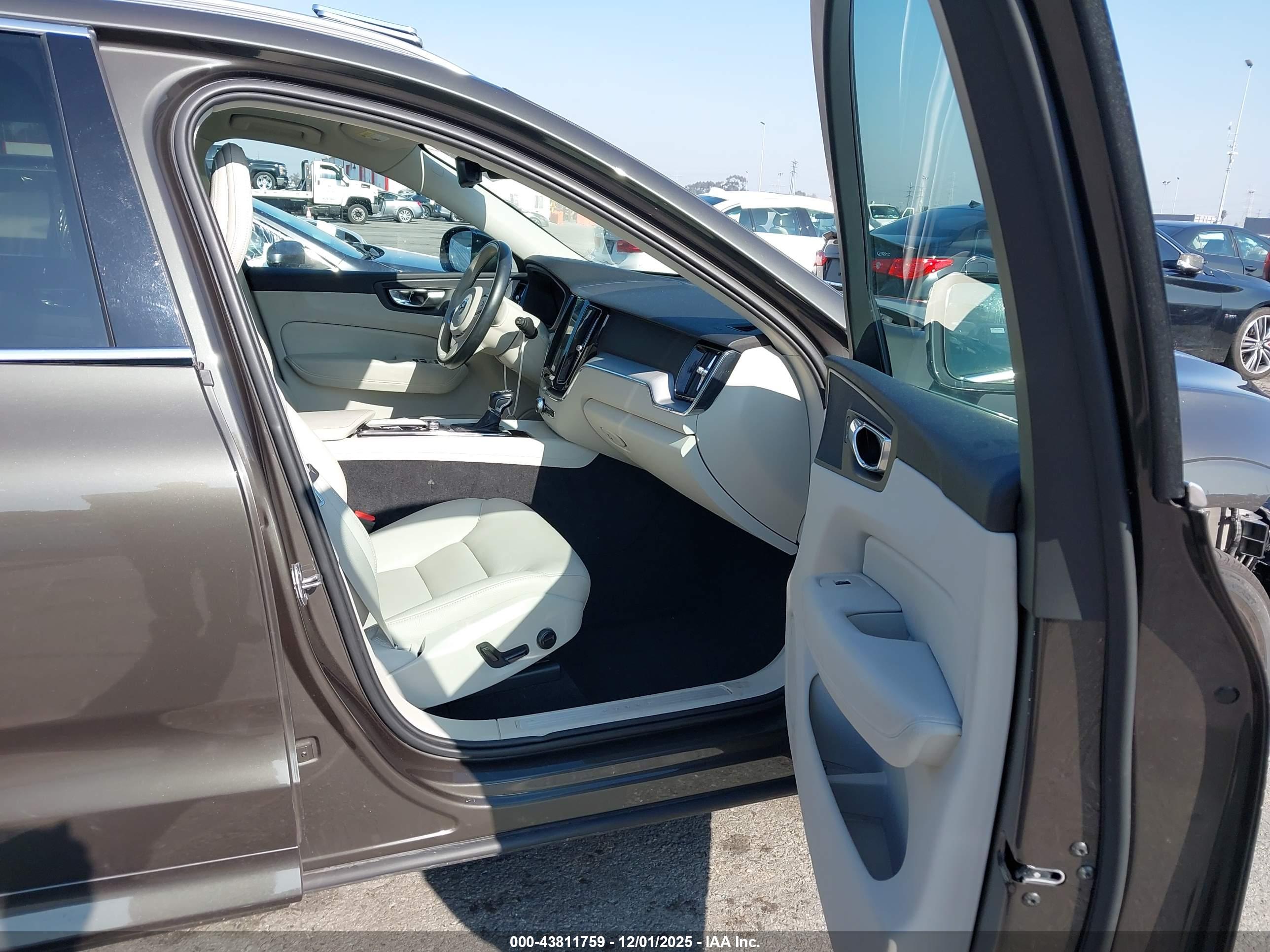 VOLVO XC60 image 5