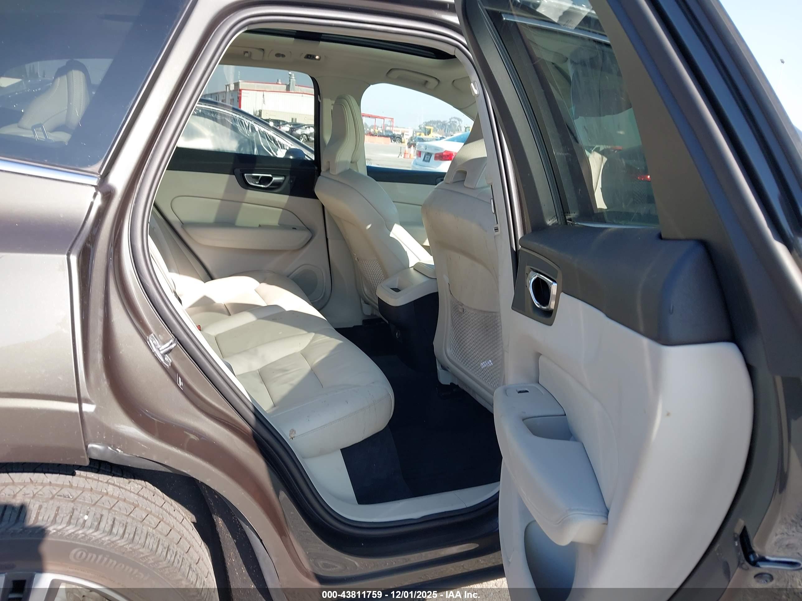 VOLVO XC60 image 8