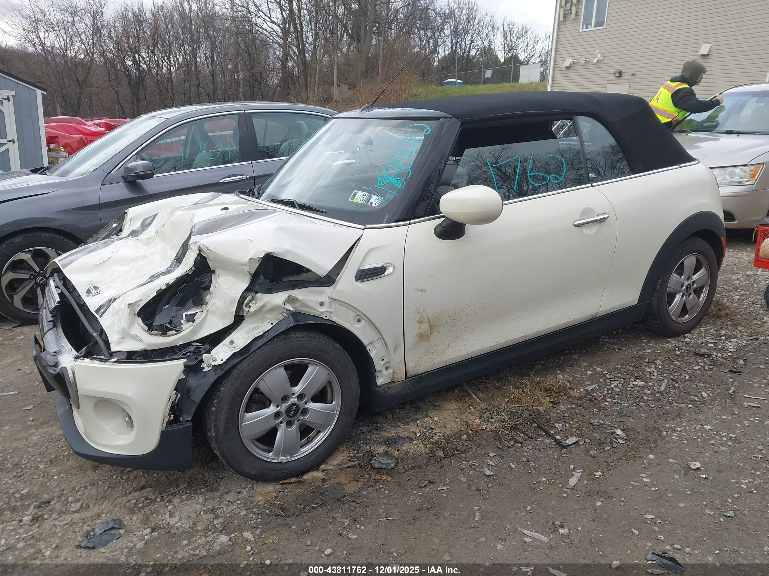 MINI CONVERTIBLE image 2