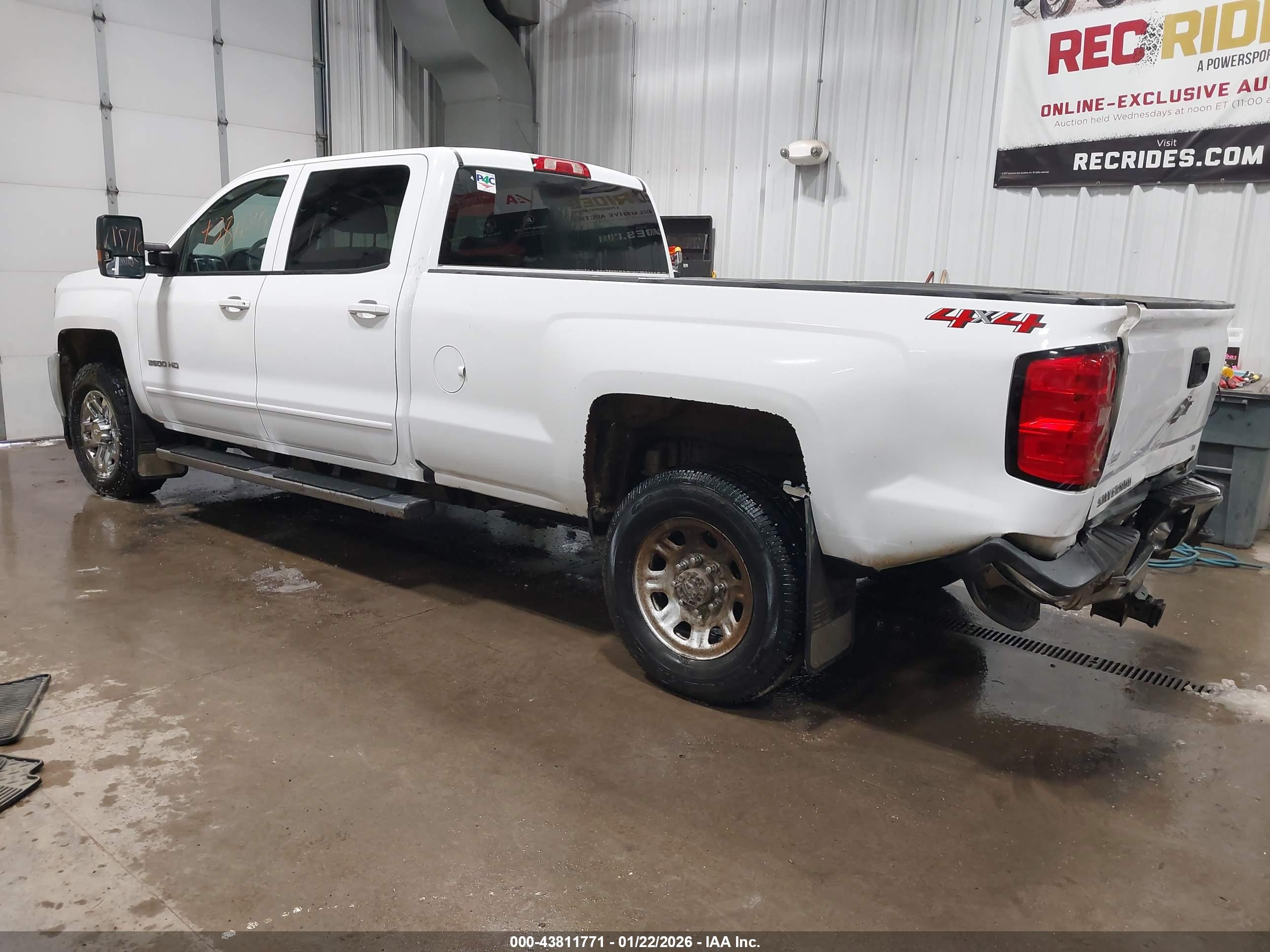 CHEVROLET SILVERADO image 3
