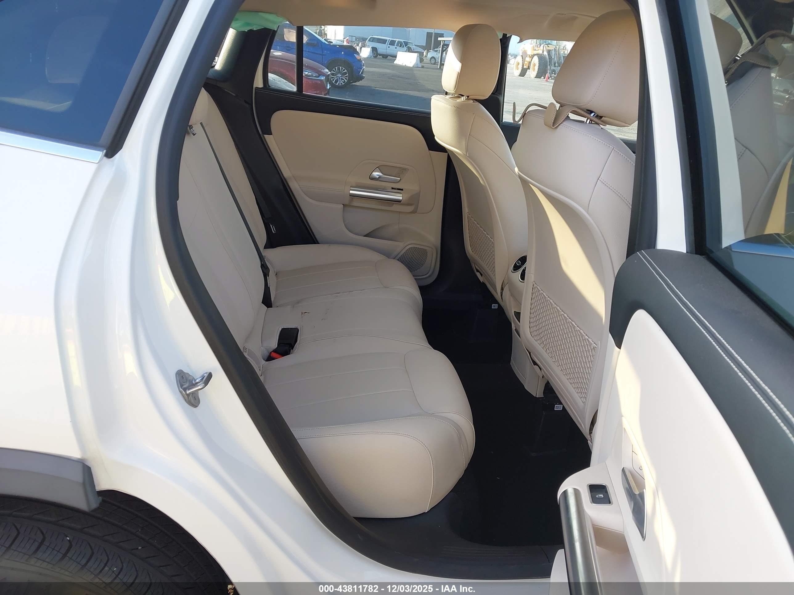 MERCEDES-BENZ GLA image 8