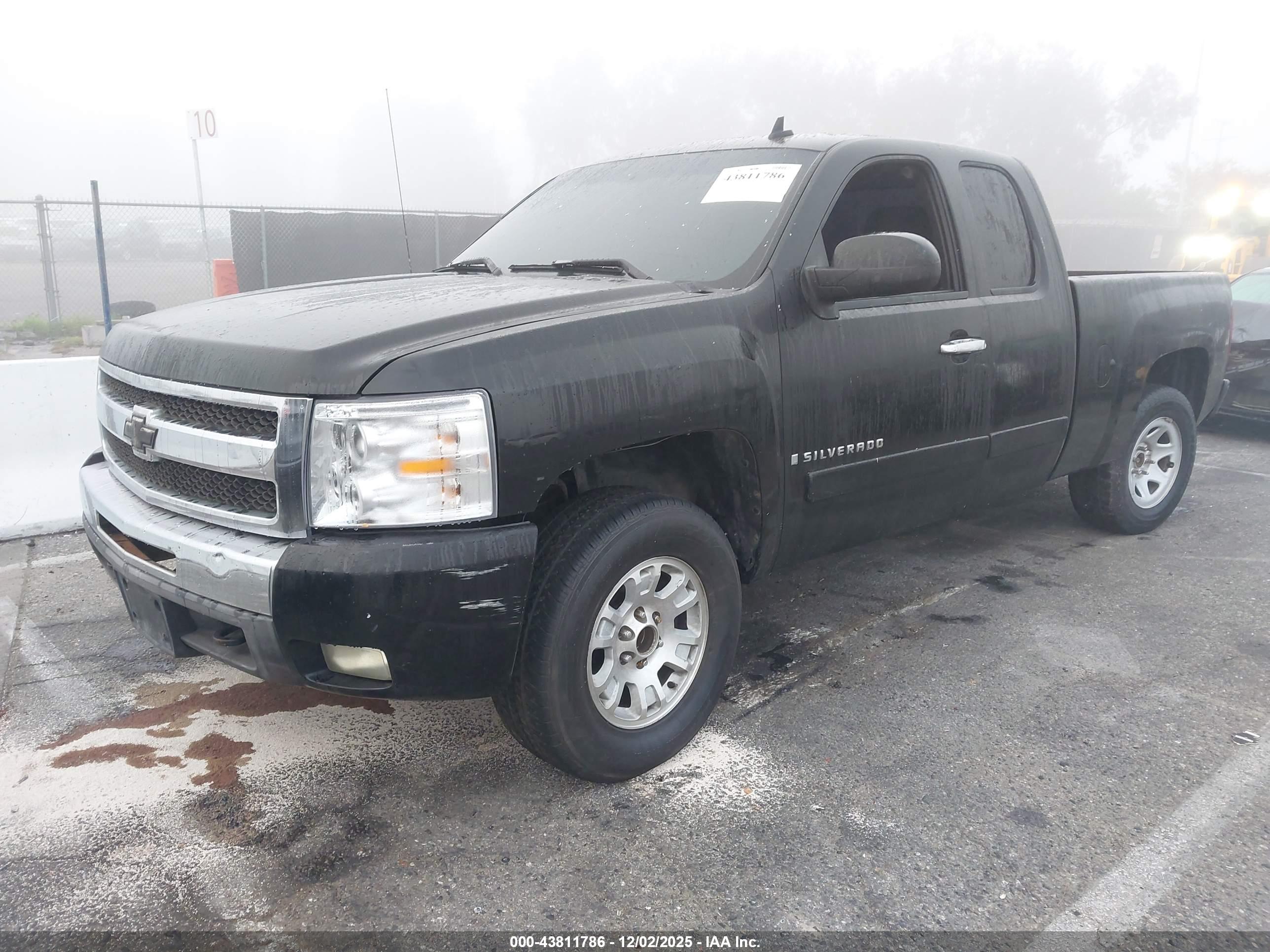 CHEVROLET SILVERADO image 2