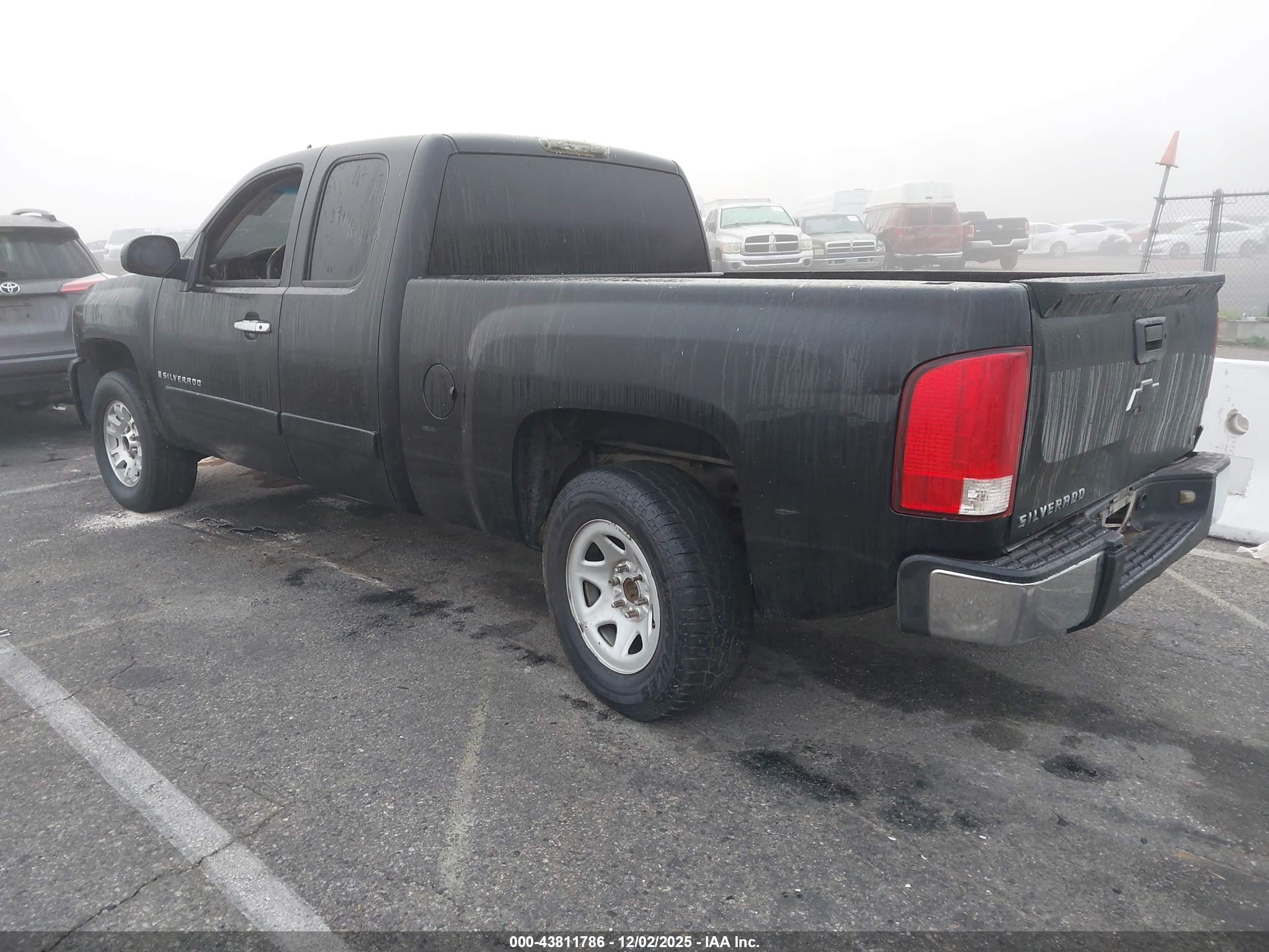 CHEVROLET SILVERADO image 3
