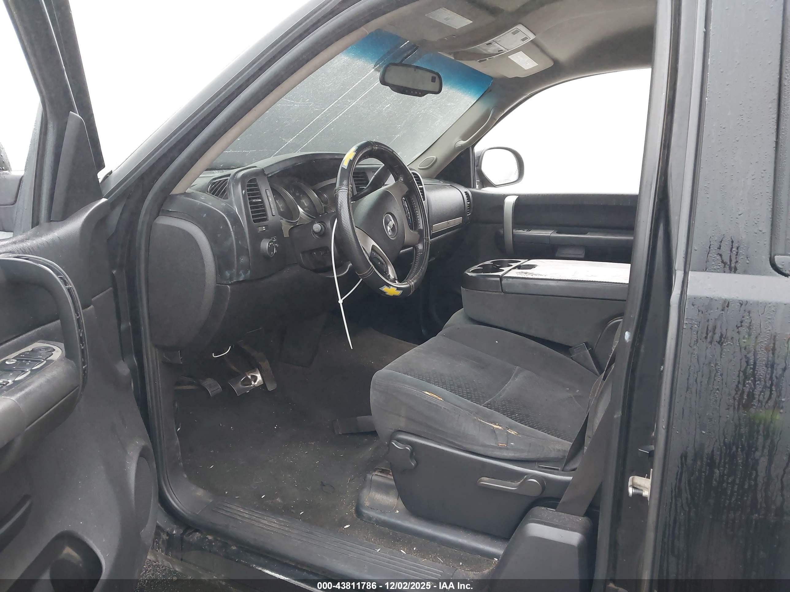 CHEVROLET SILVERADO image 5