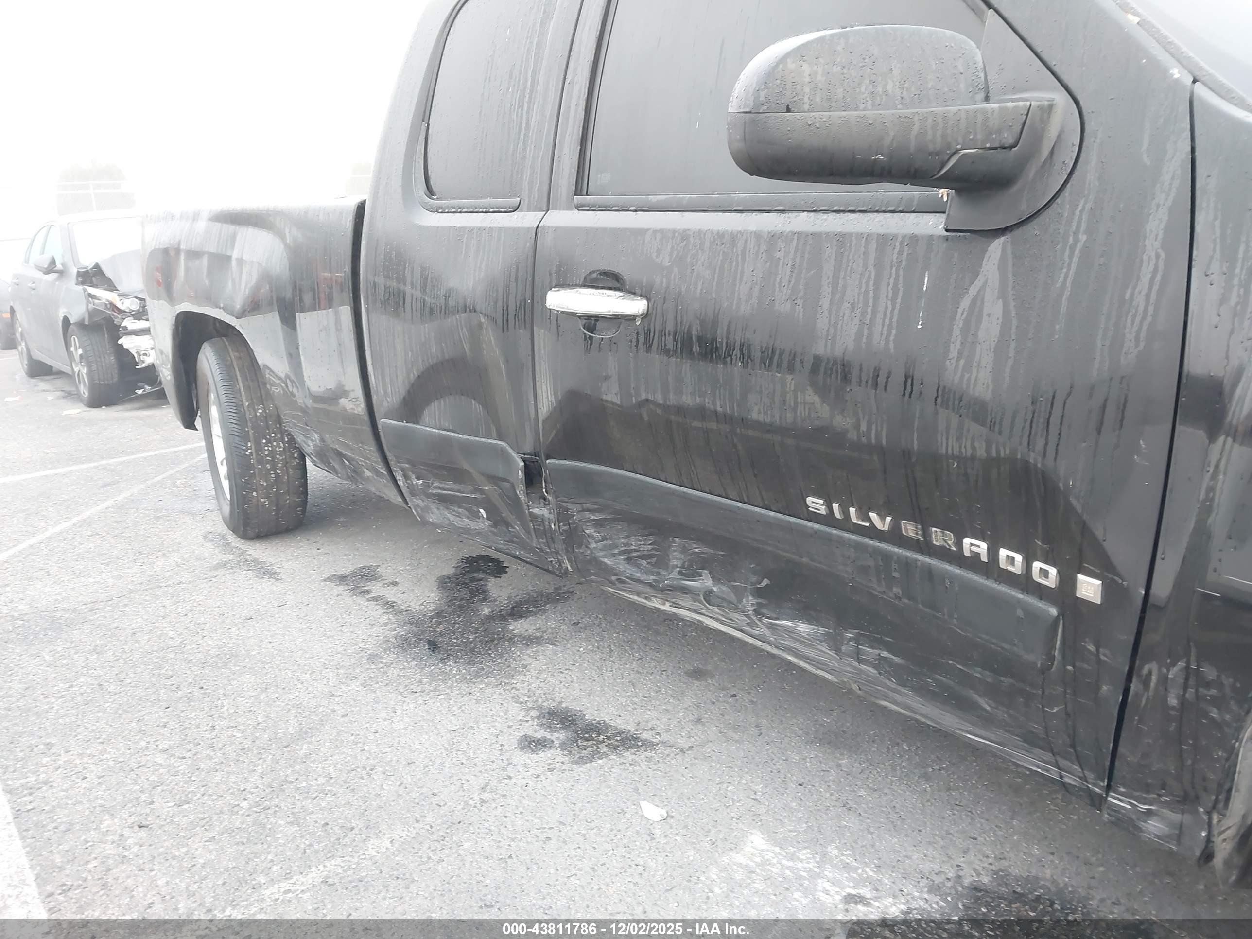 CHEVROLET SILVERADO image 6