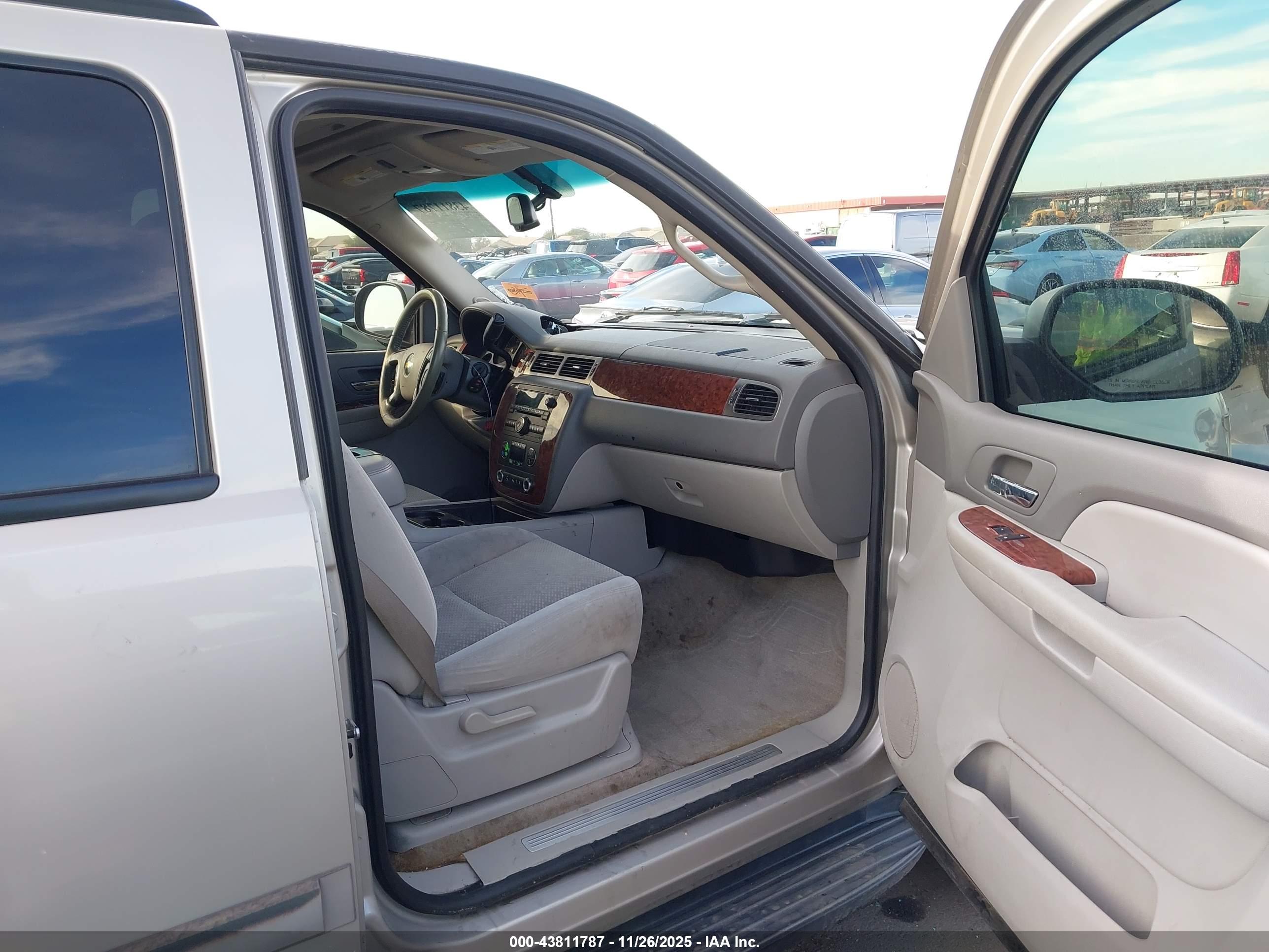 CHEVROLET TAHOE image 5