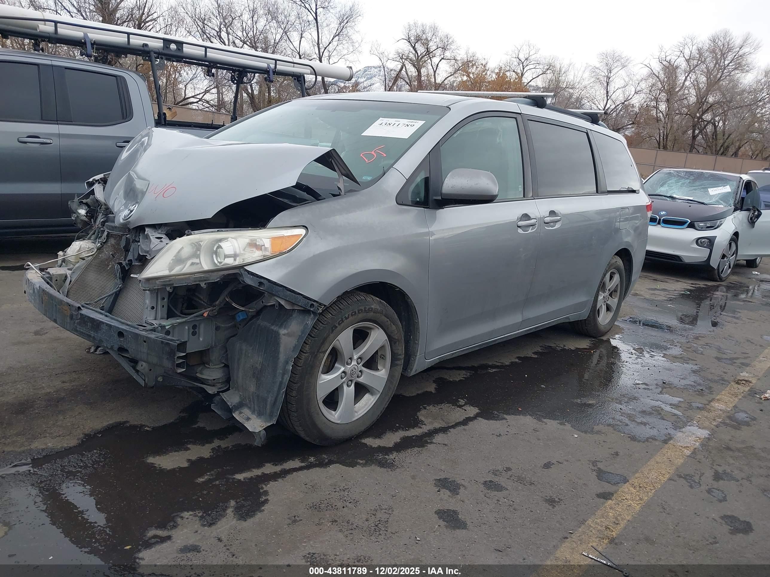 TOYOTA SIENNA image 2