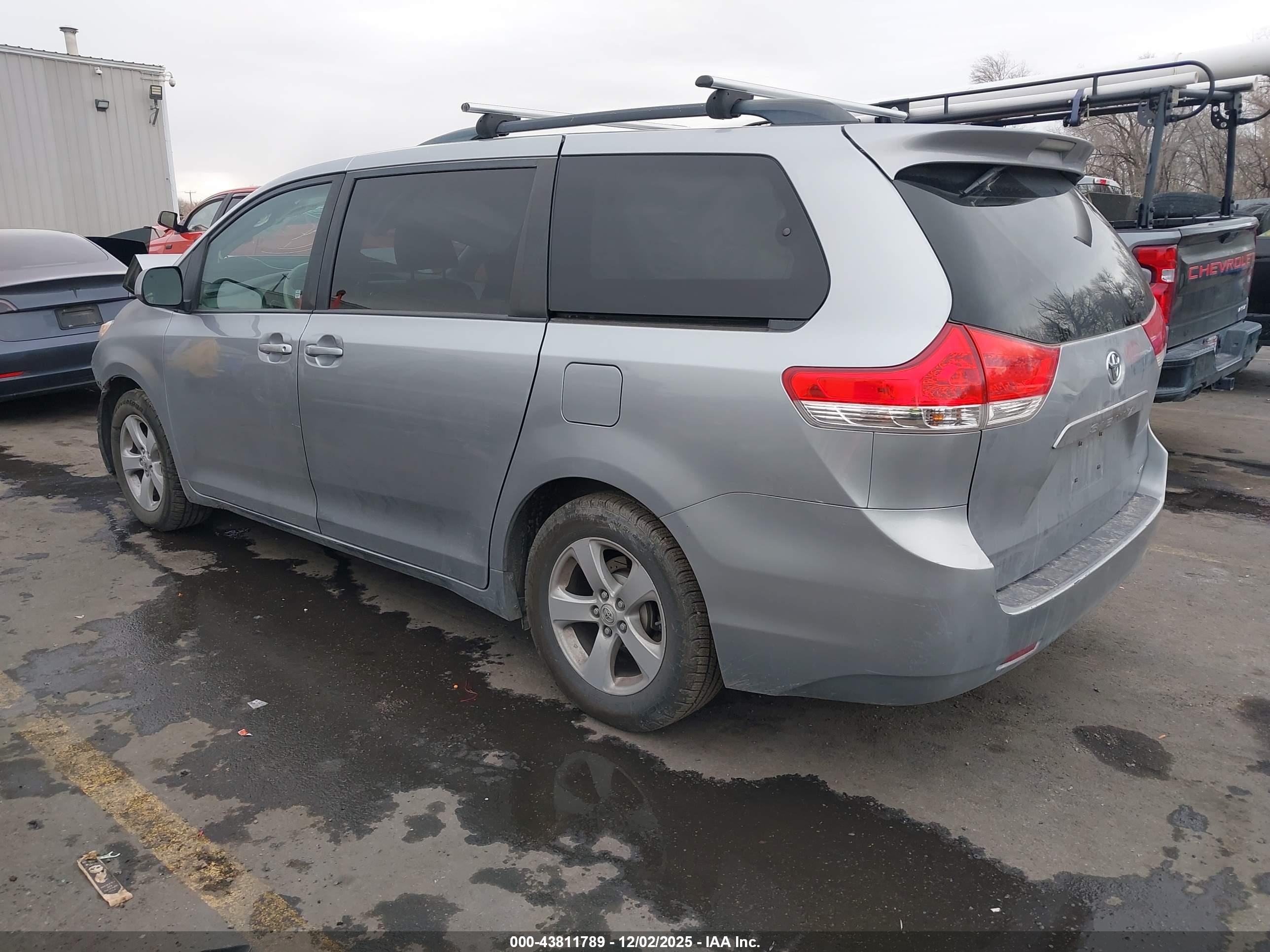 TOYOTA SIENNA image 3