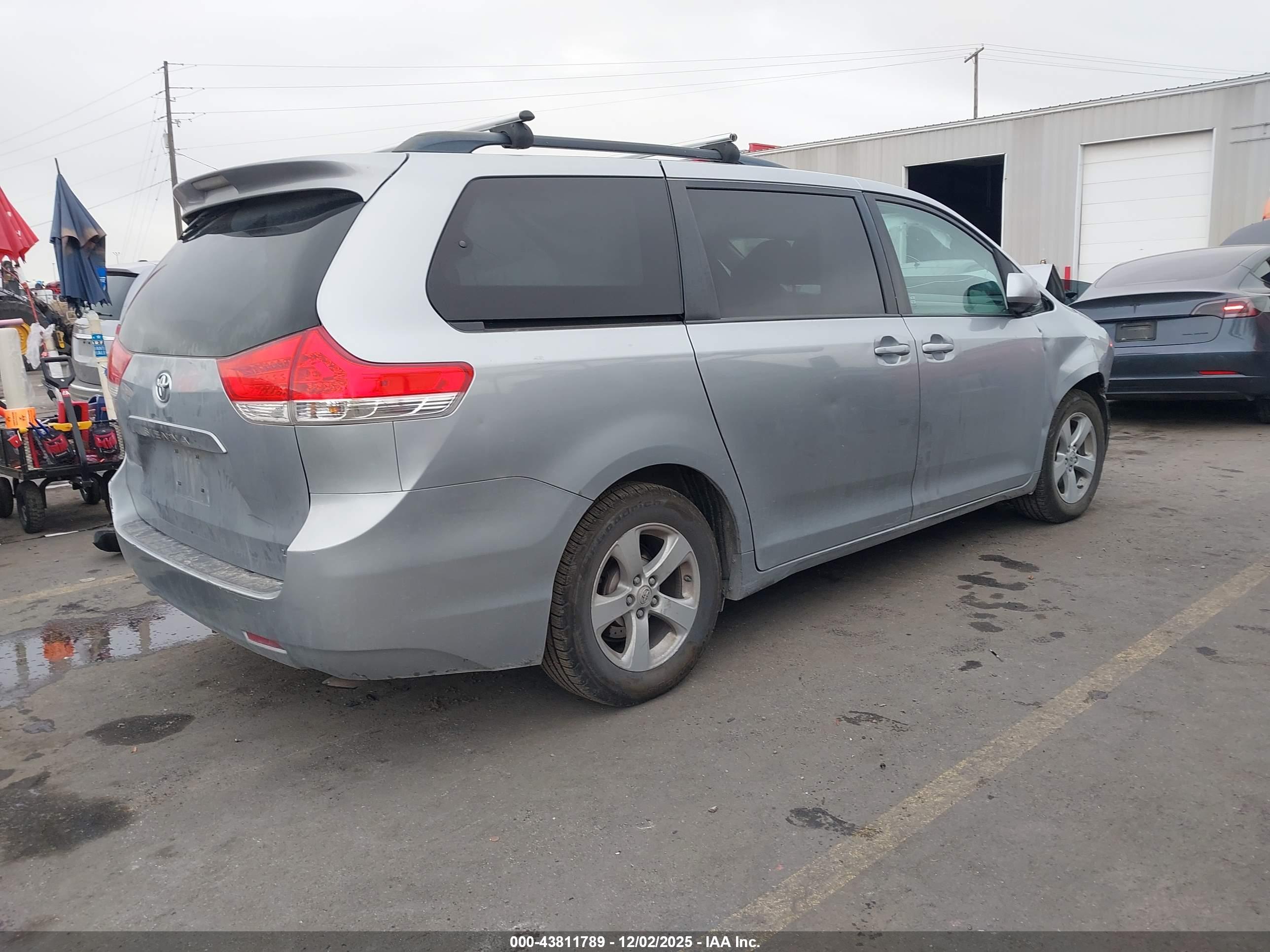 TOYOTA SIENNA image 4