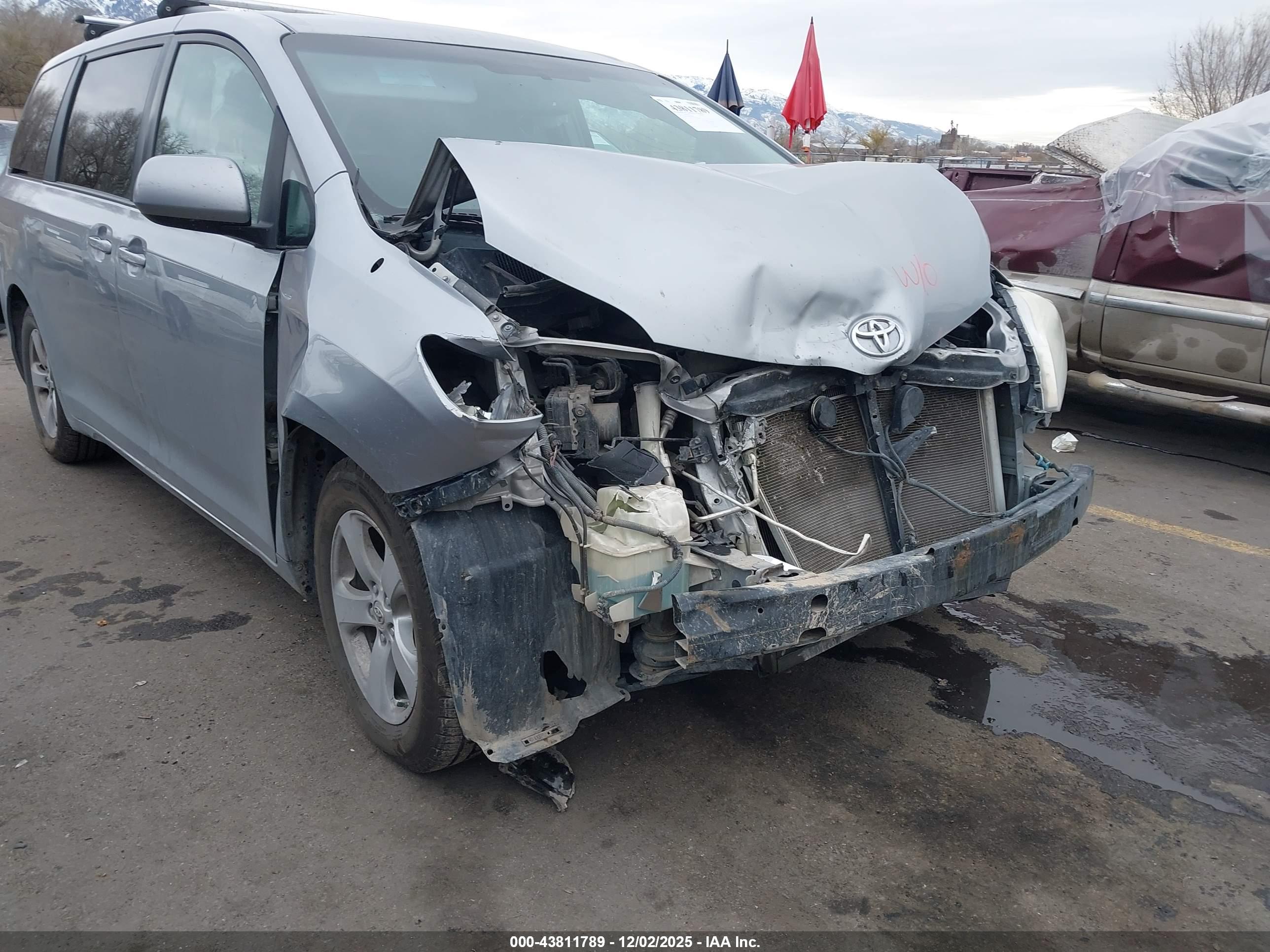 TOYOTA SIENNA image 6