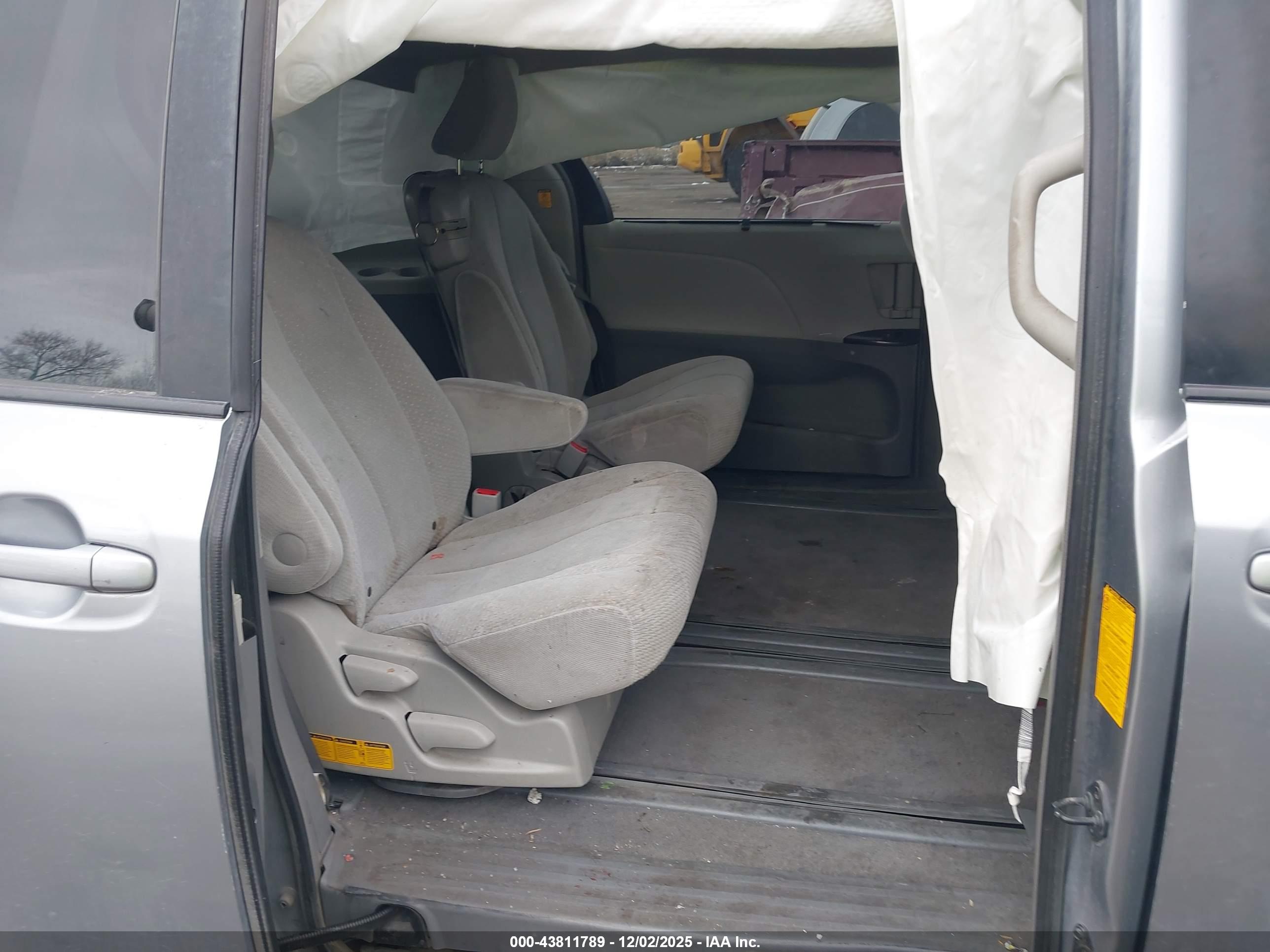 TOYOTA SIENNA image 8