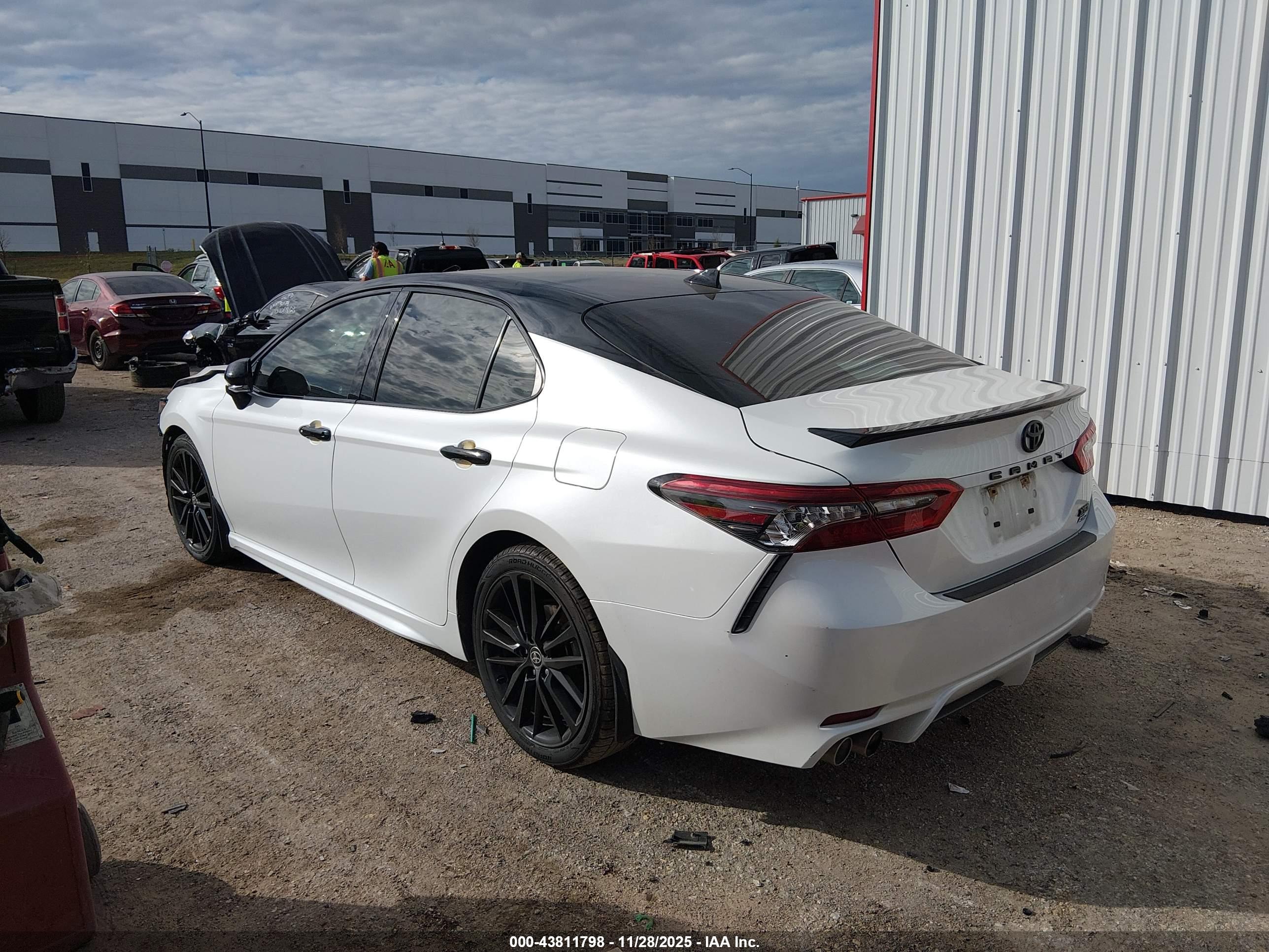 TOYOTA CAMRY image 3