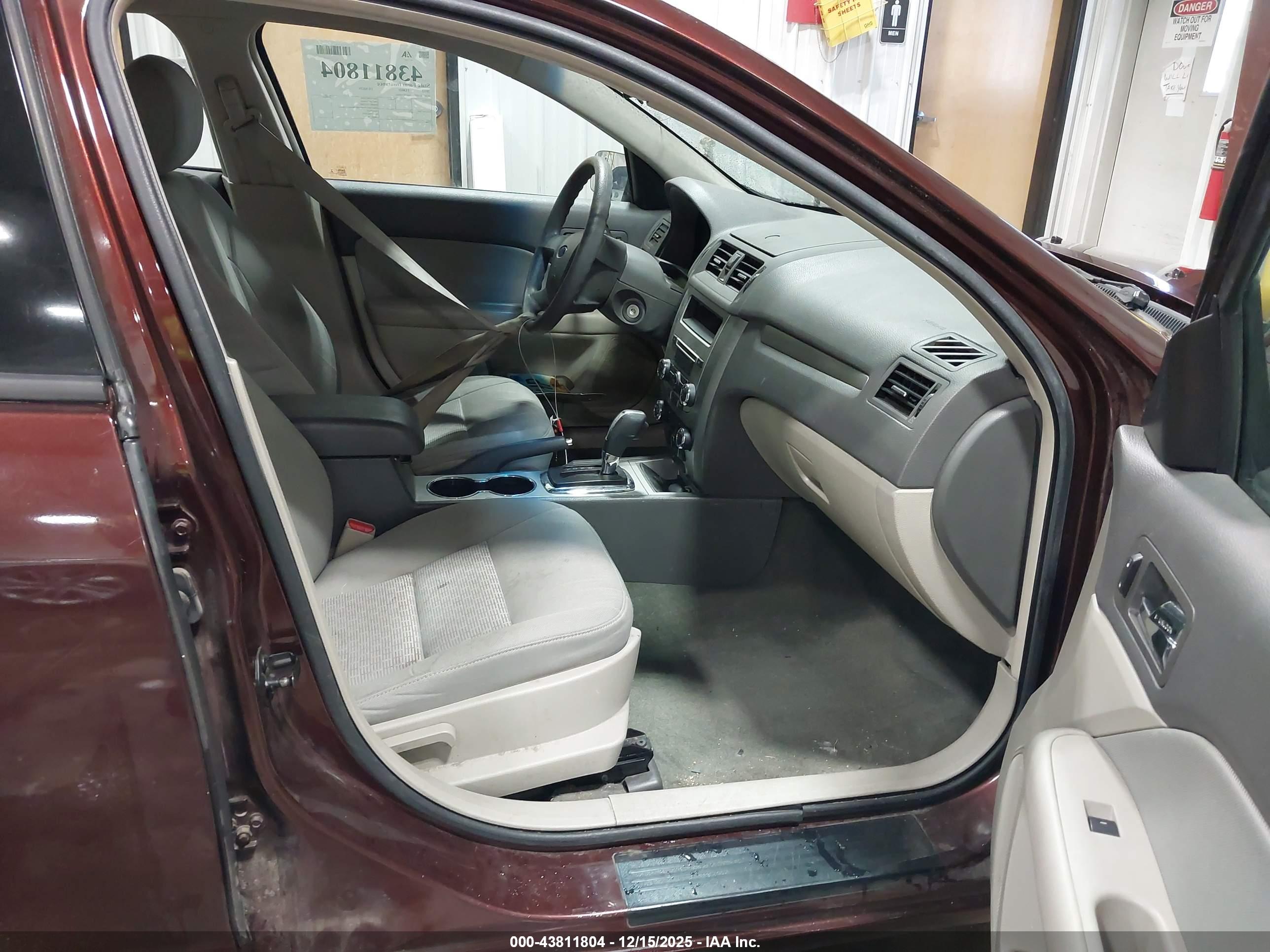 FORD FUSION image 5