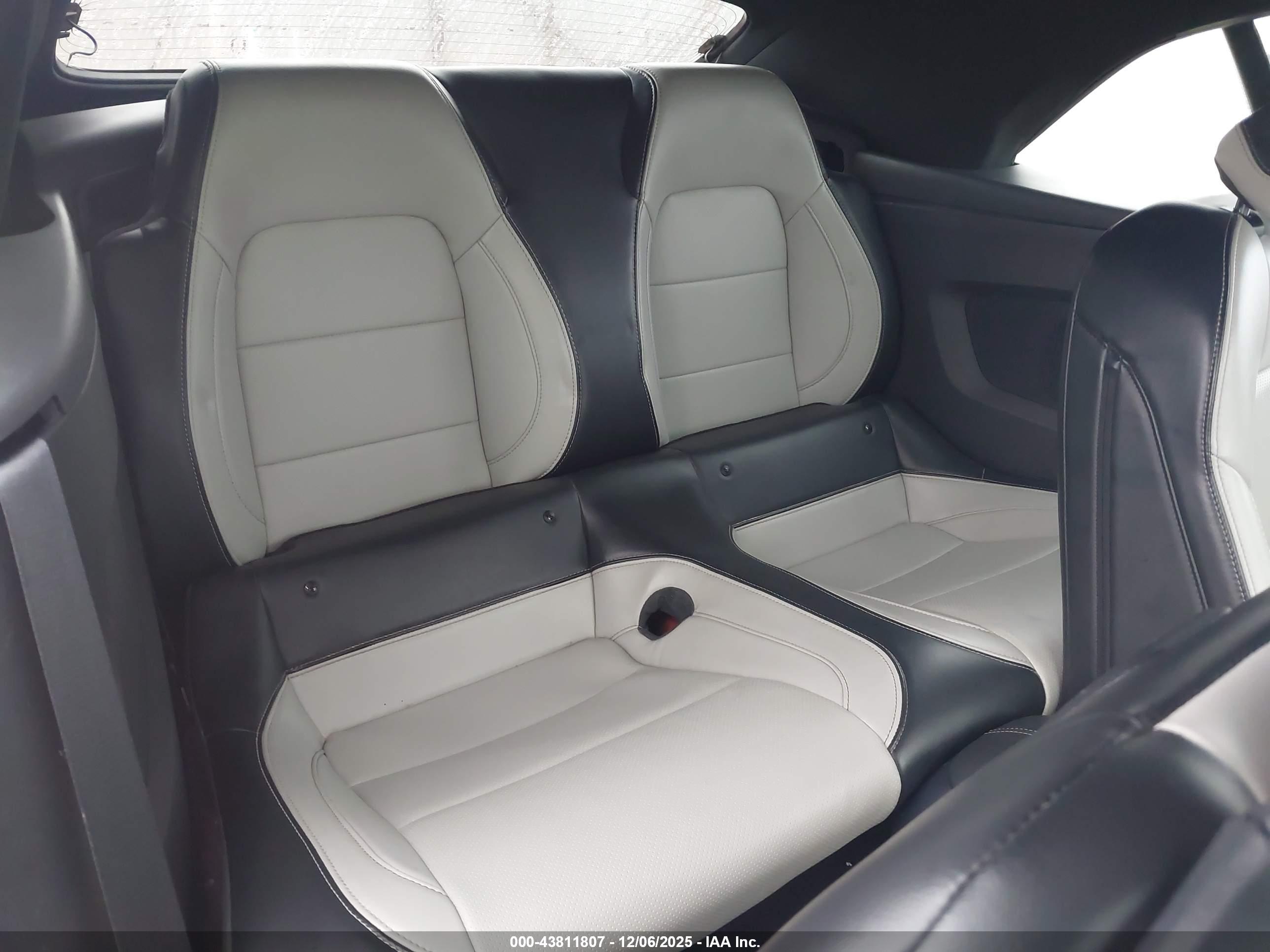 FORD MUSTANG image 8