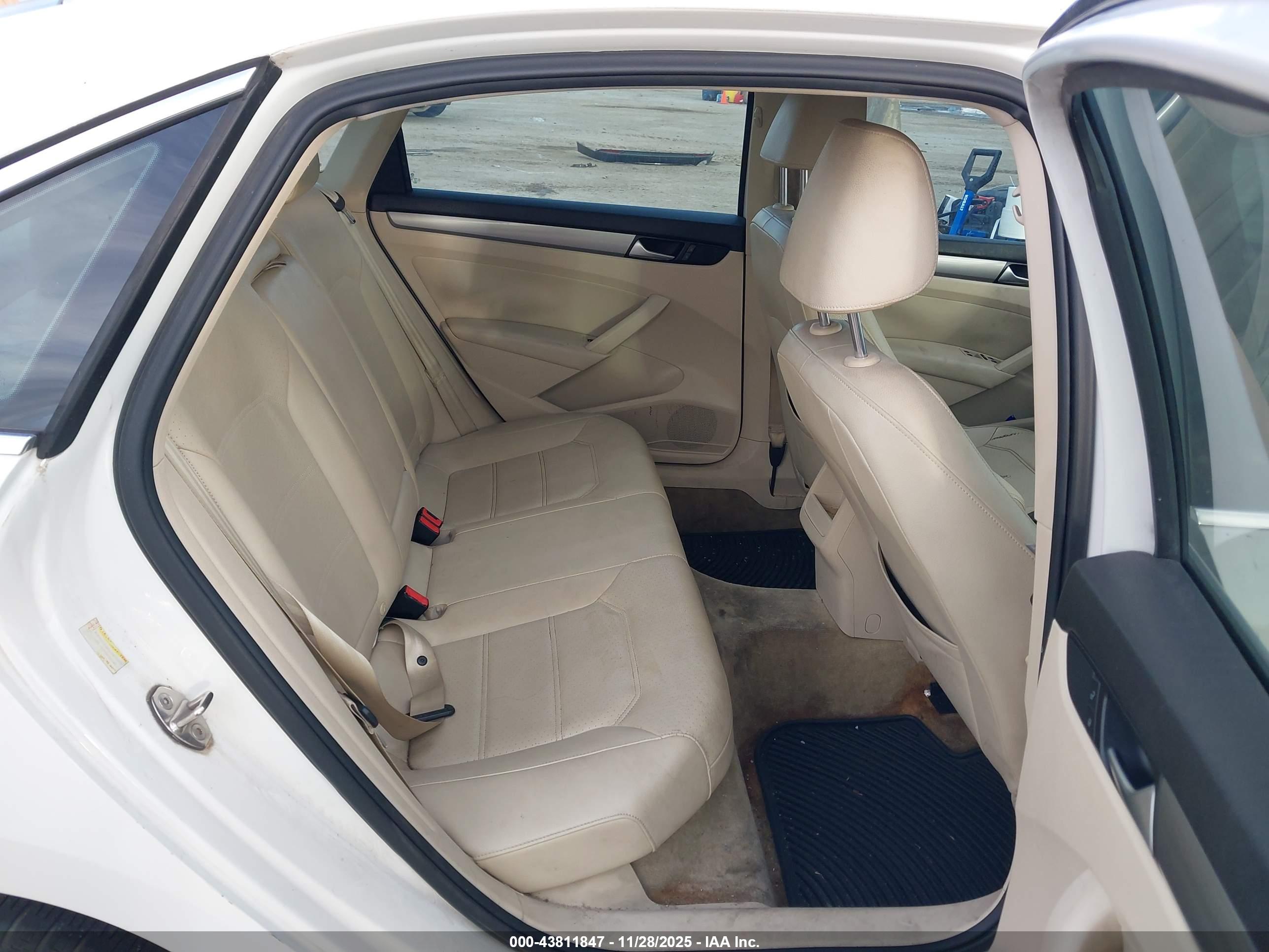 VOLKSWAGEN PASSAT image 8