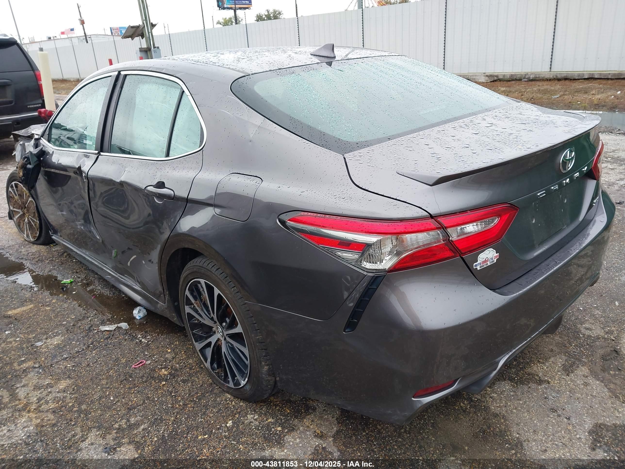 TOYOTA CAMRY image 3