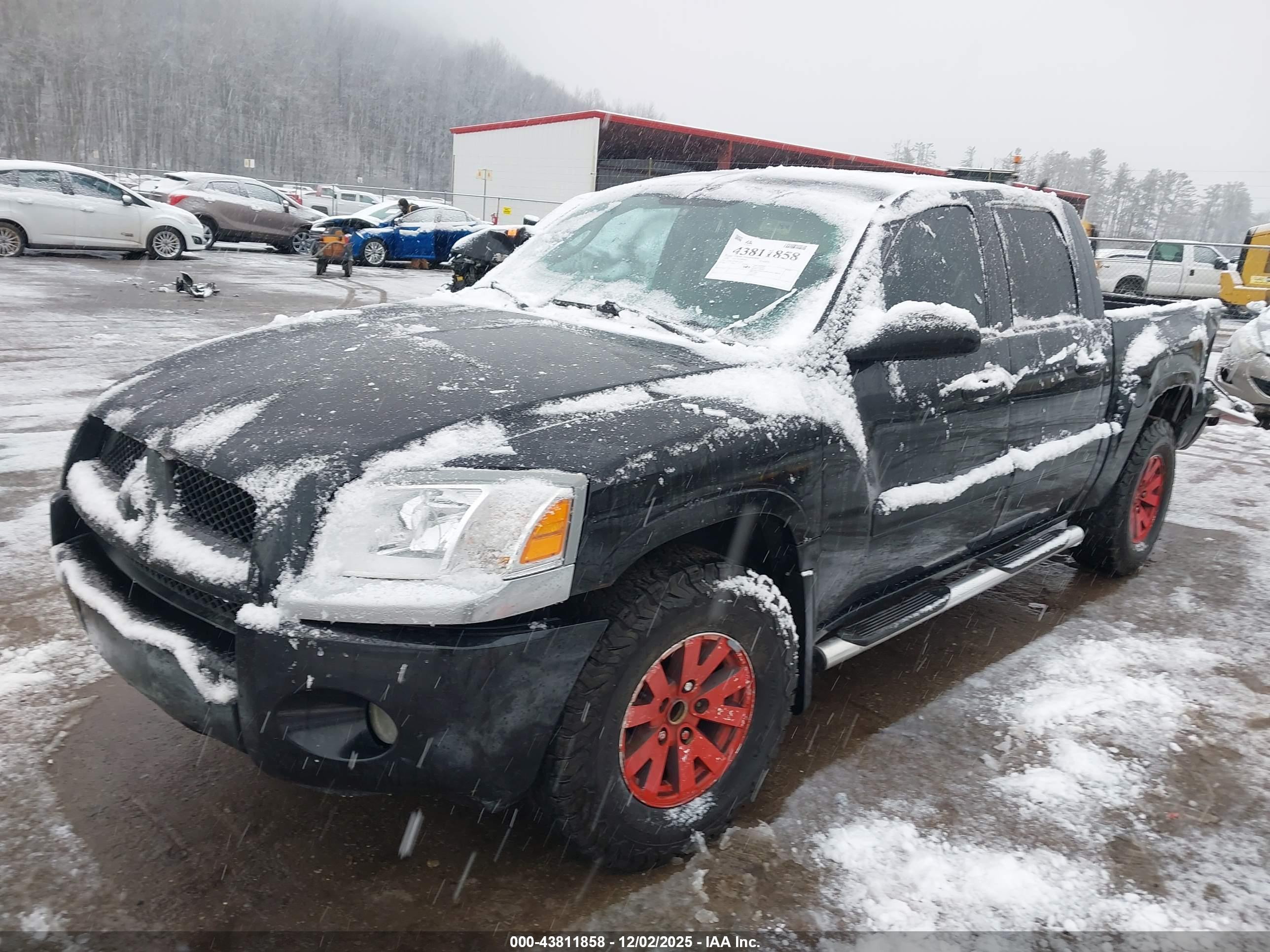MITSUBISHI RAIDER image 2