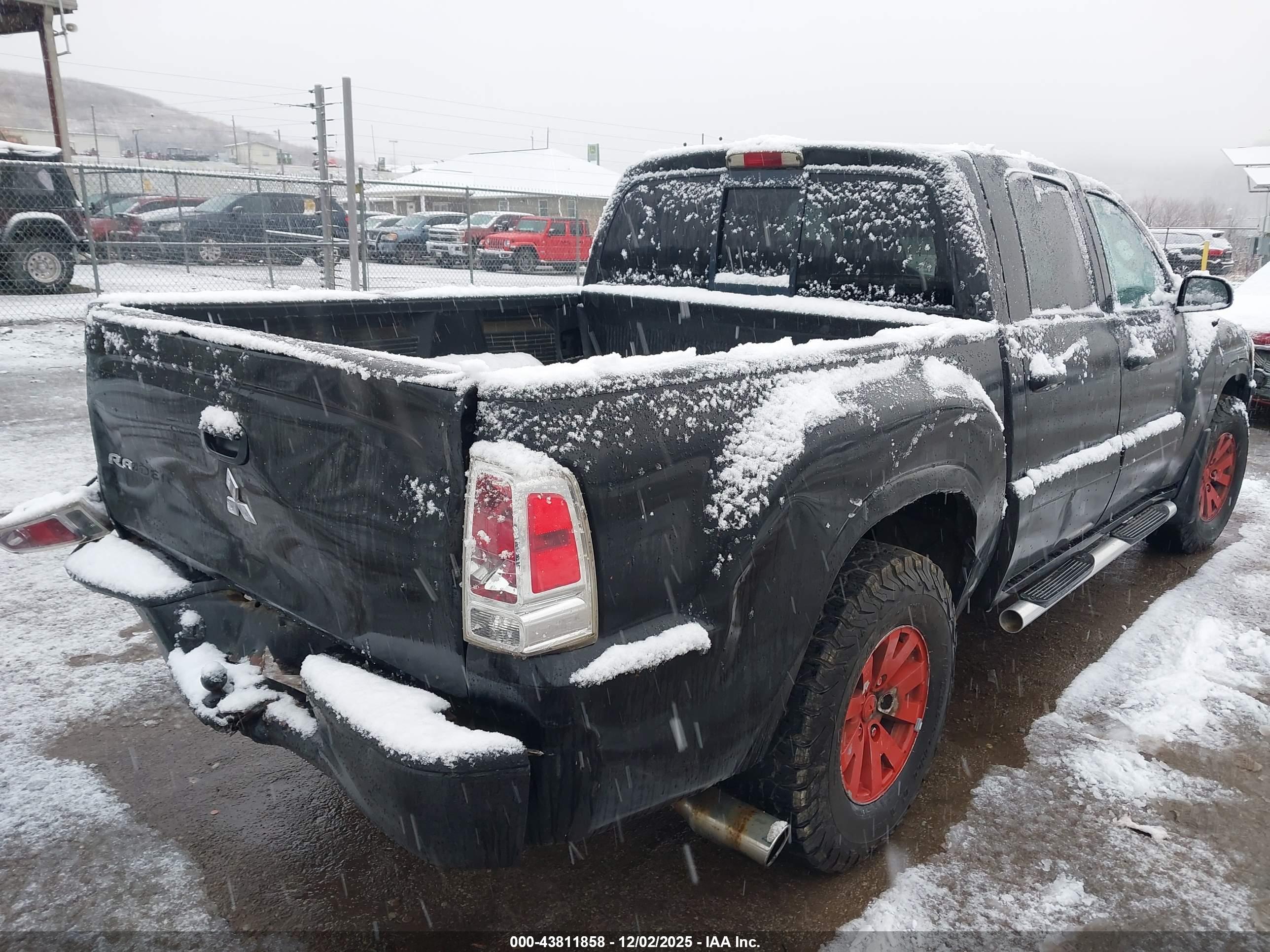 MITSUBISHI RAIDER image 4