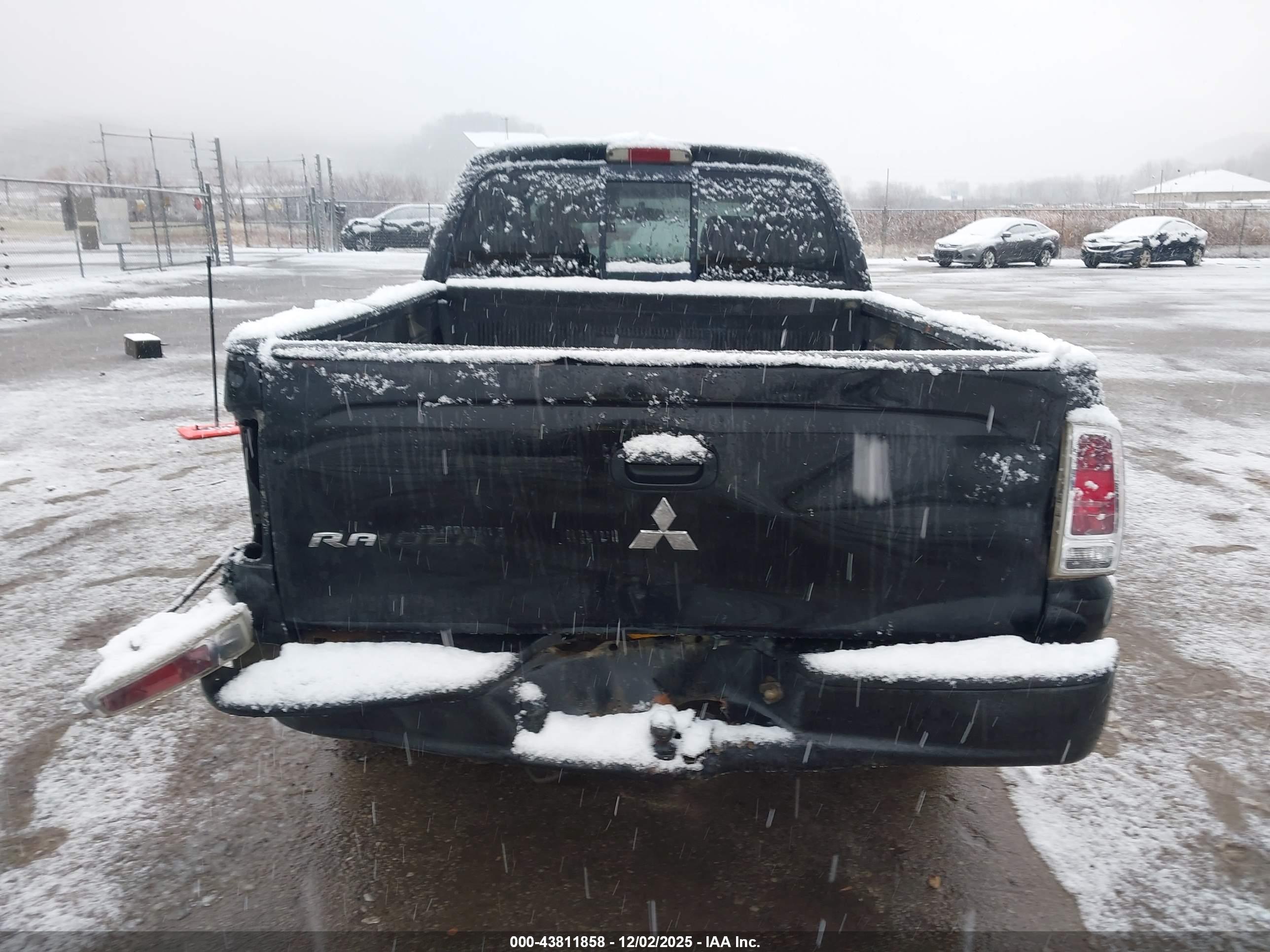 MITSUBISHI RAIDER image 6