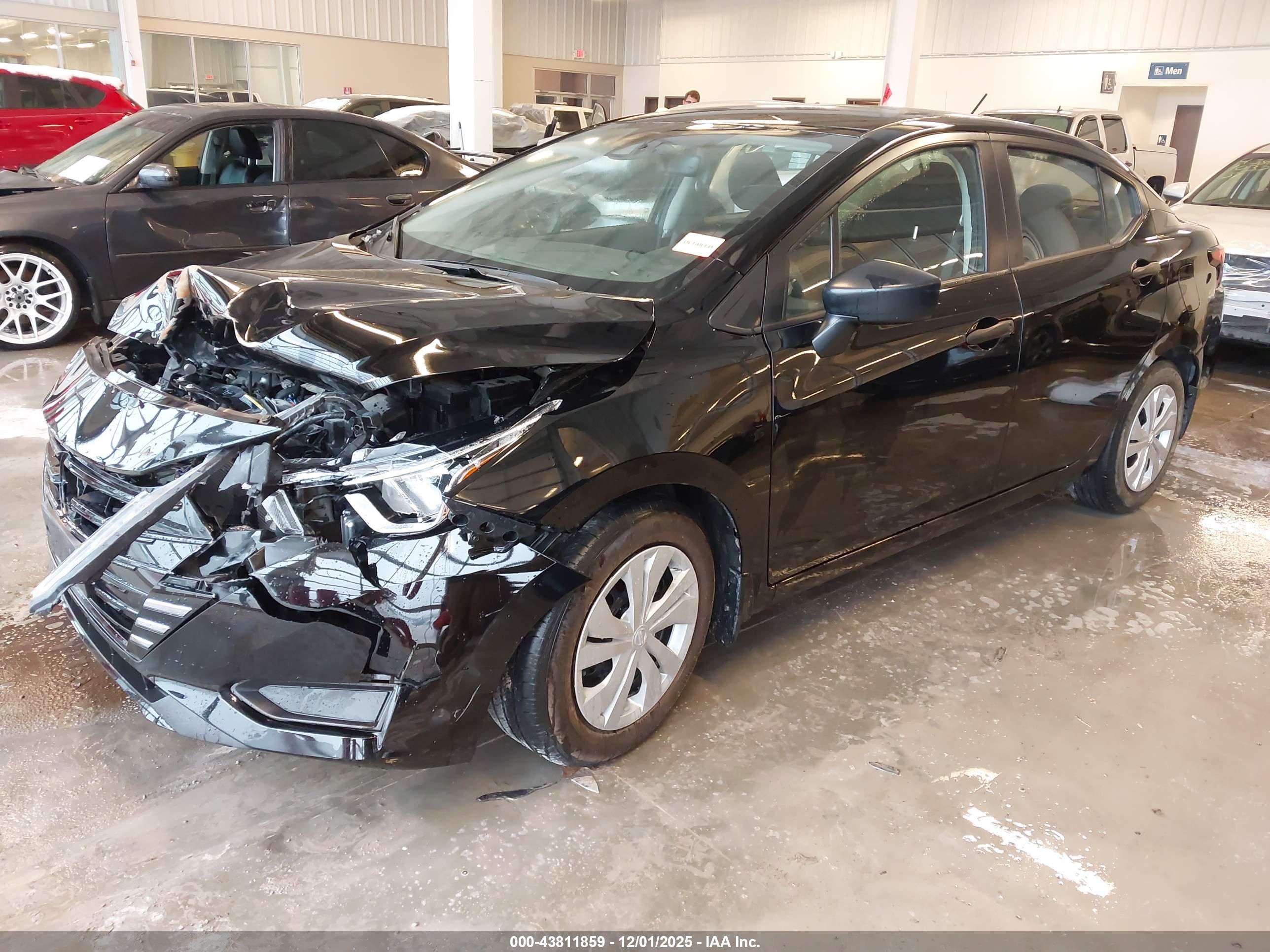 NISSAN VERSA image 2