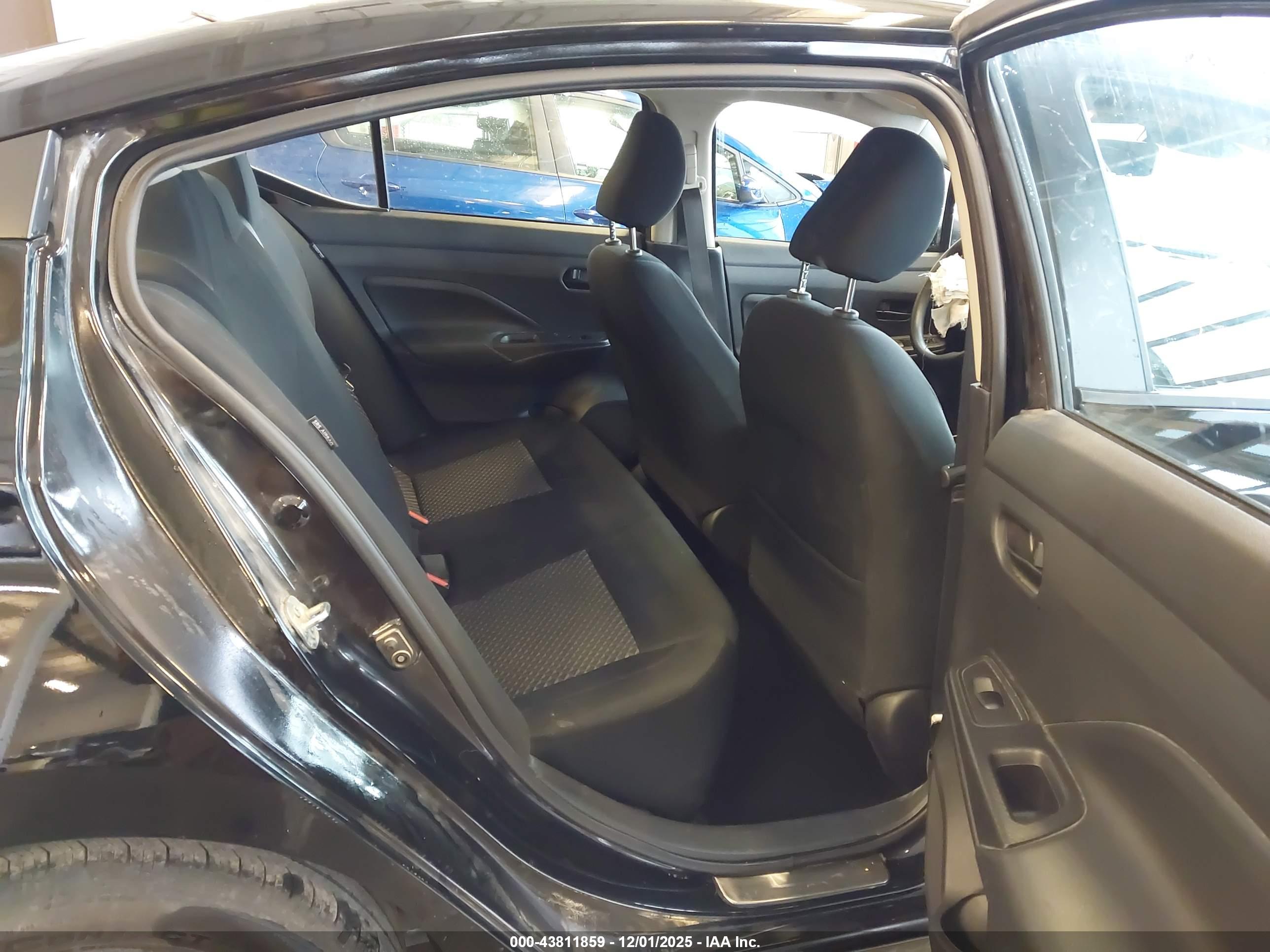 NISSAN VERSA image 8