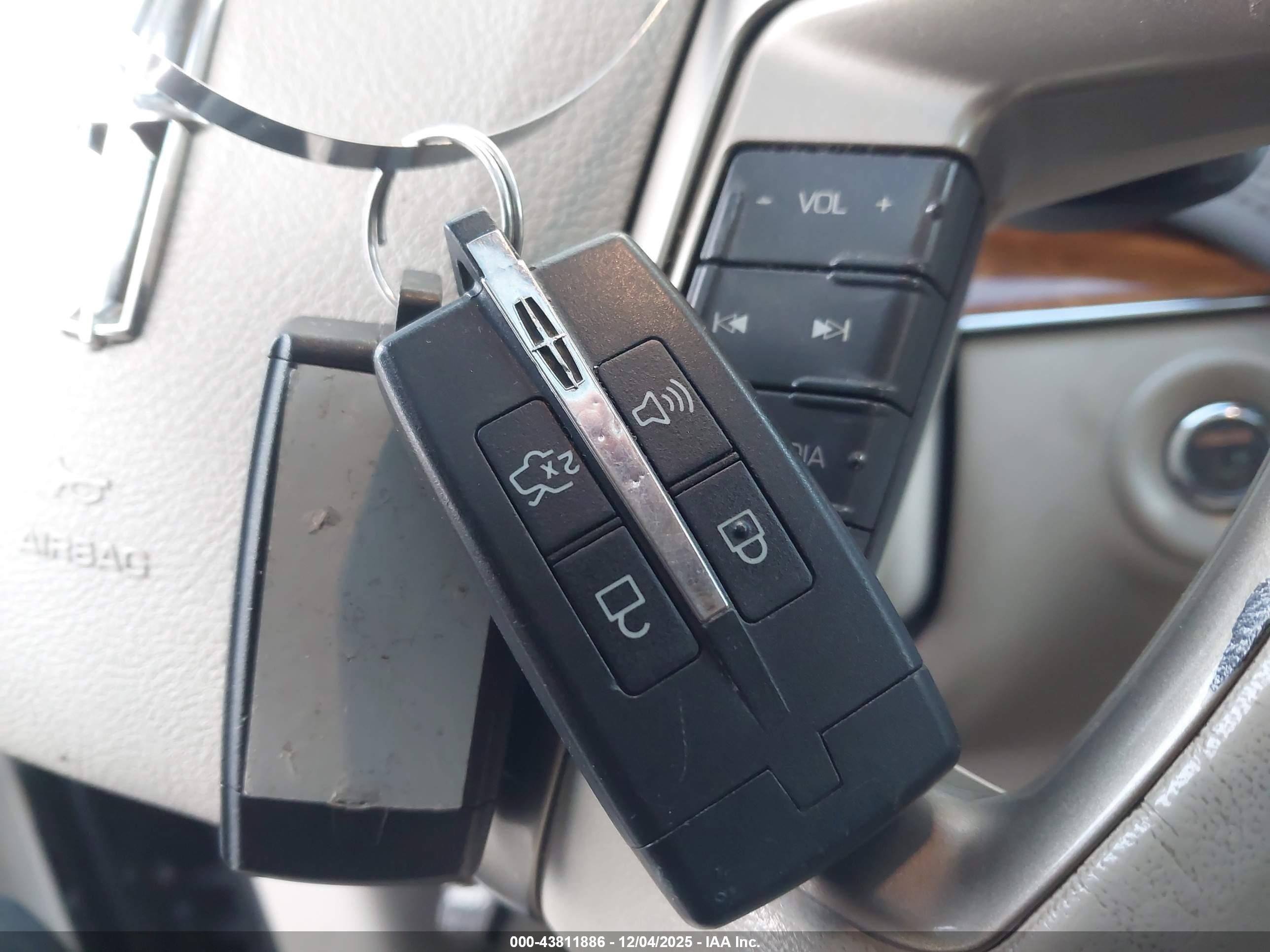 LINCOLN MKT image 11