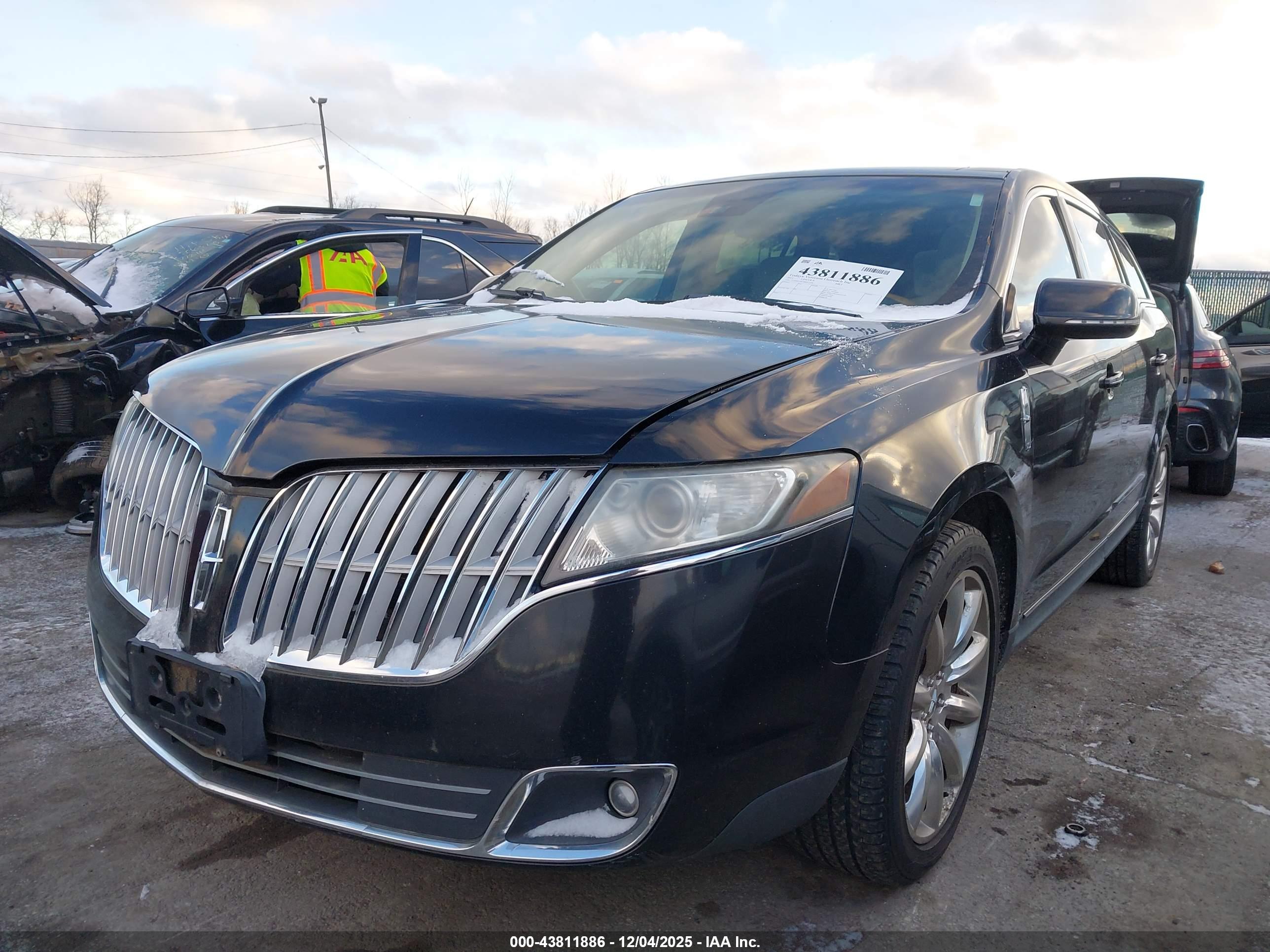 LINCOLN MKT image 2