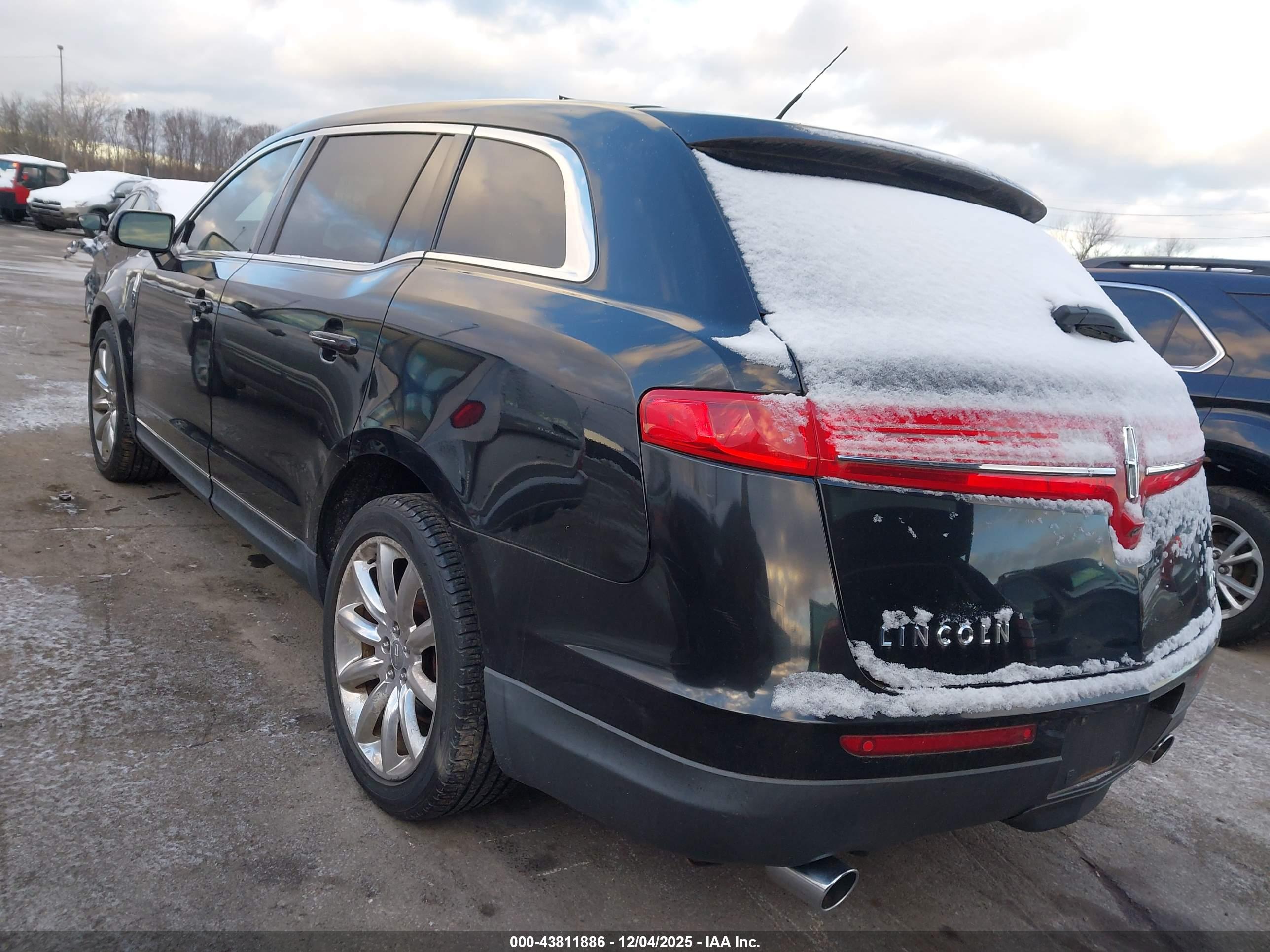 LINCOLN MKT image 3