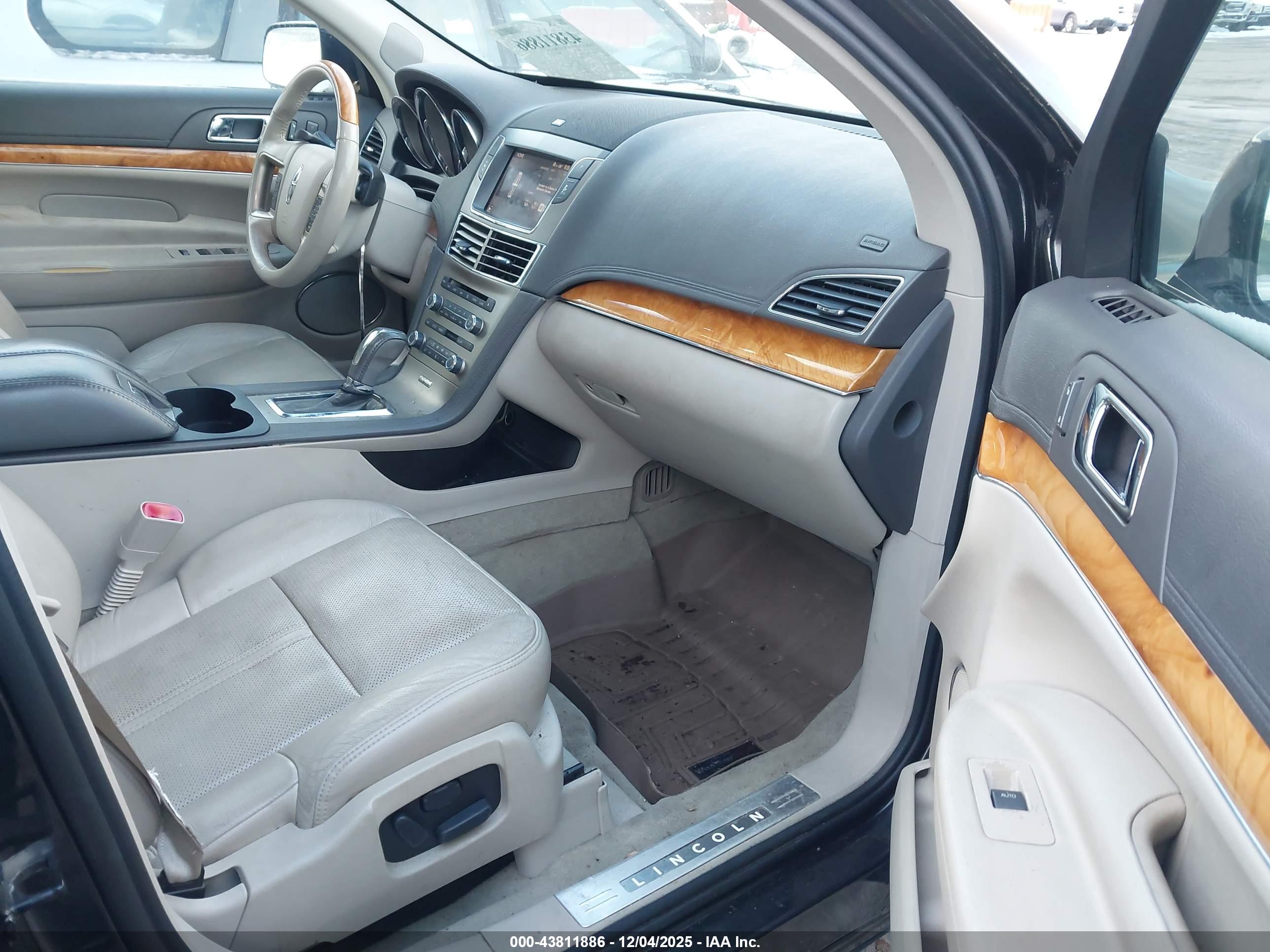 LINCOLN MKT image 5