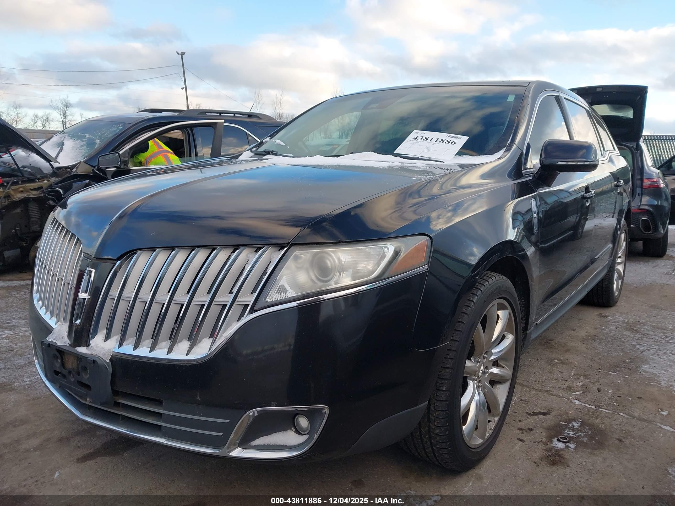 LINCOLN MKT image 6