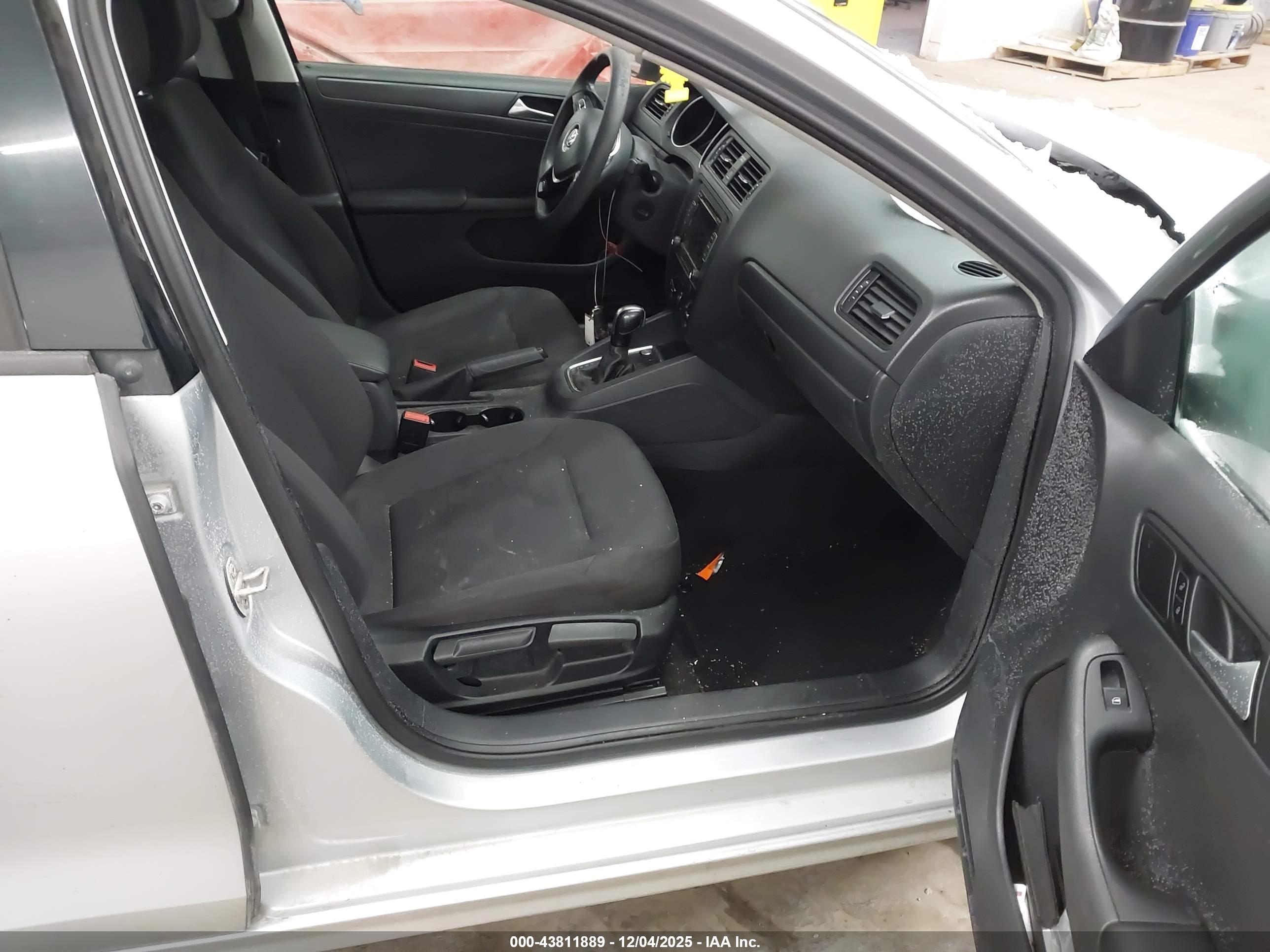 VOLKSWAGEN JETTA image 5