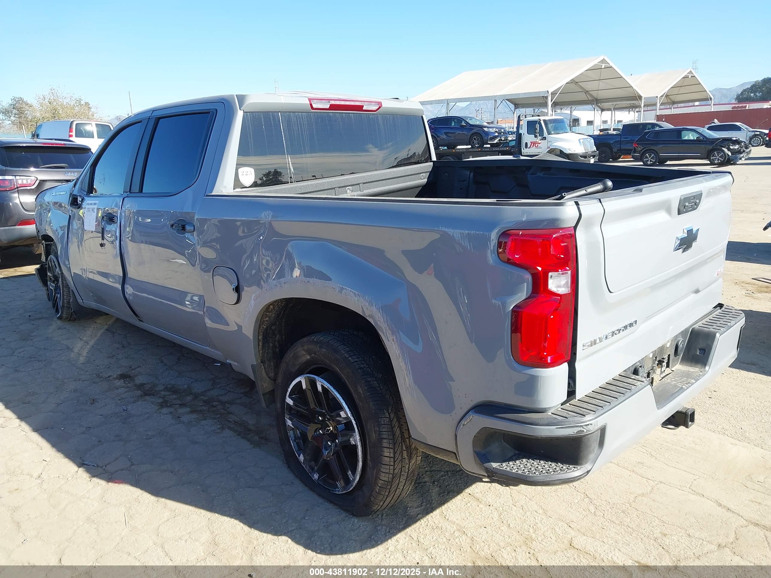 CHEVROLET SILVERADO image 3
