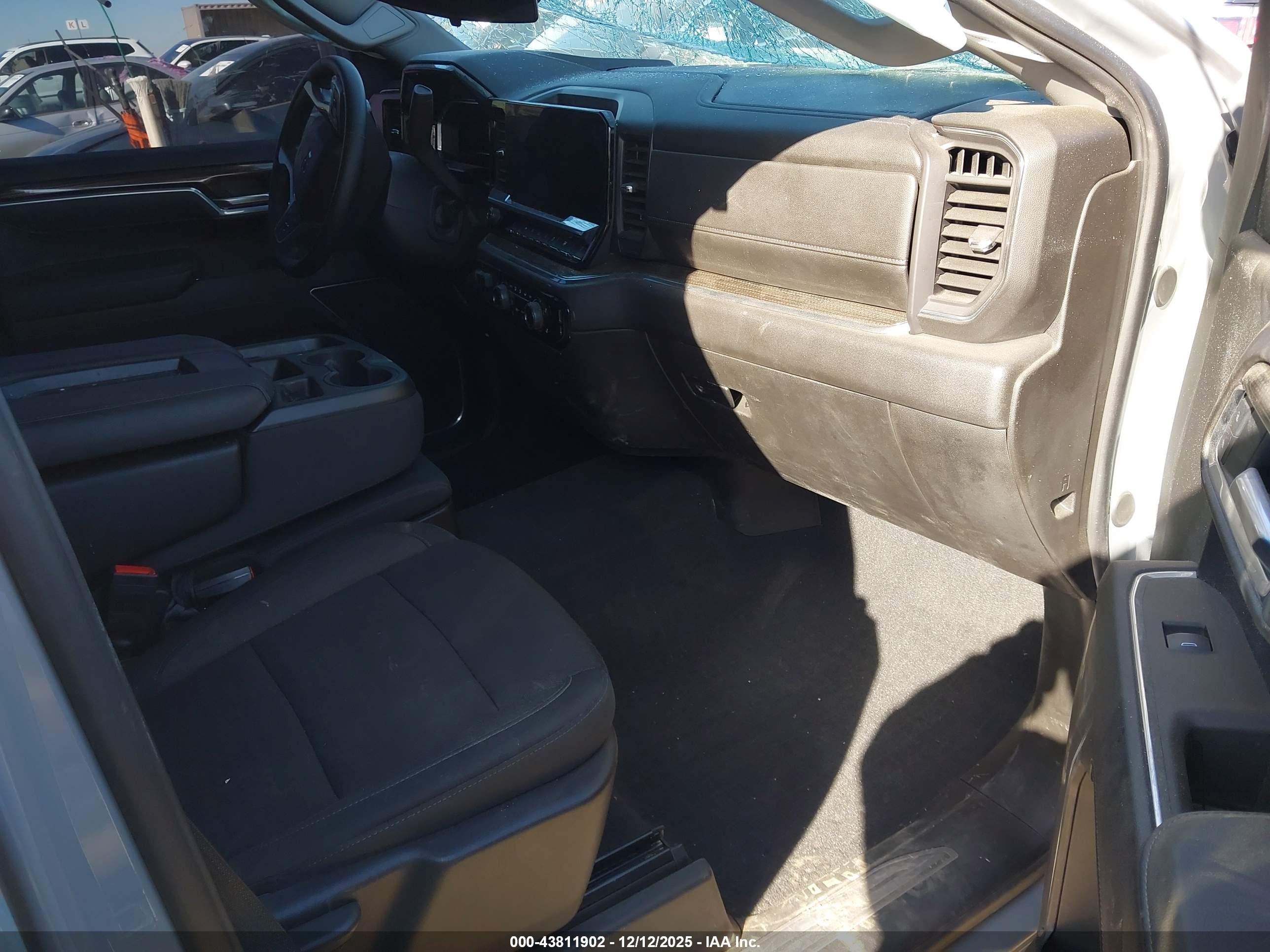 CHEVROLET SILVERADO image 5