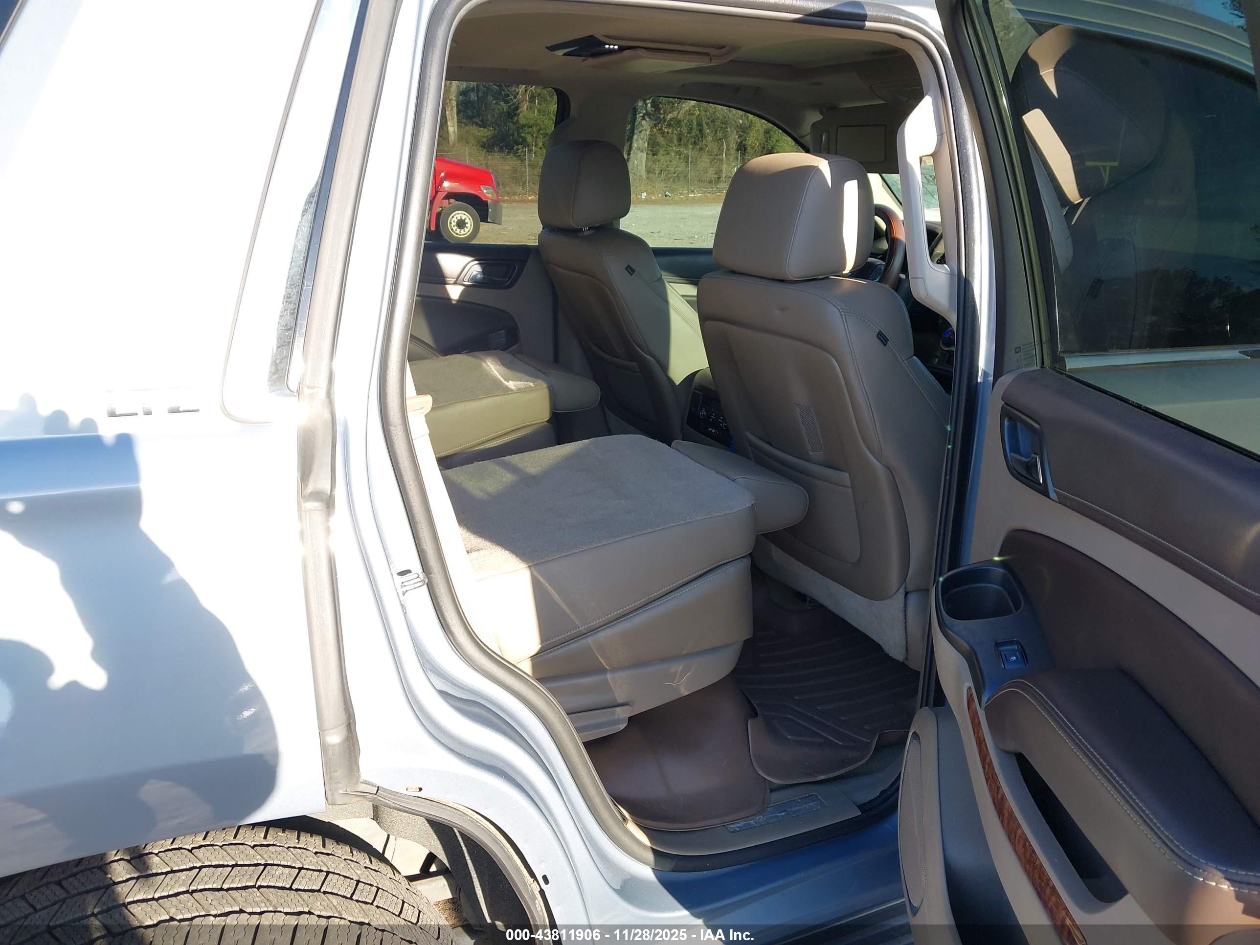 CHEVROLET TAHOE image 8
