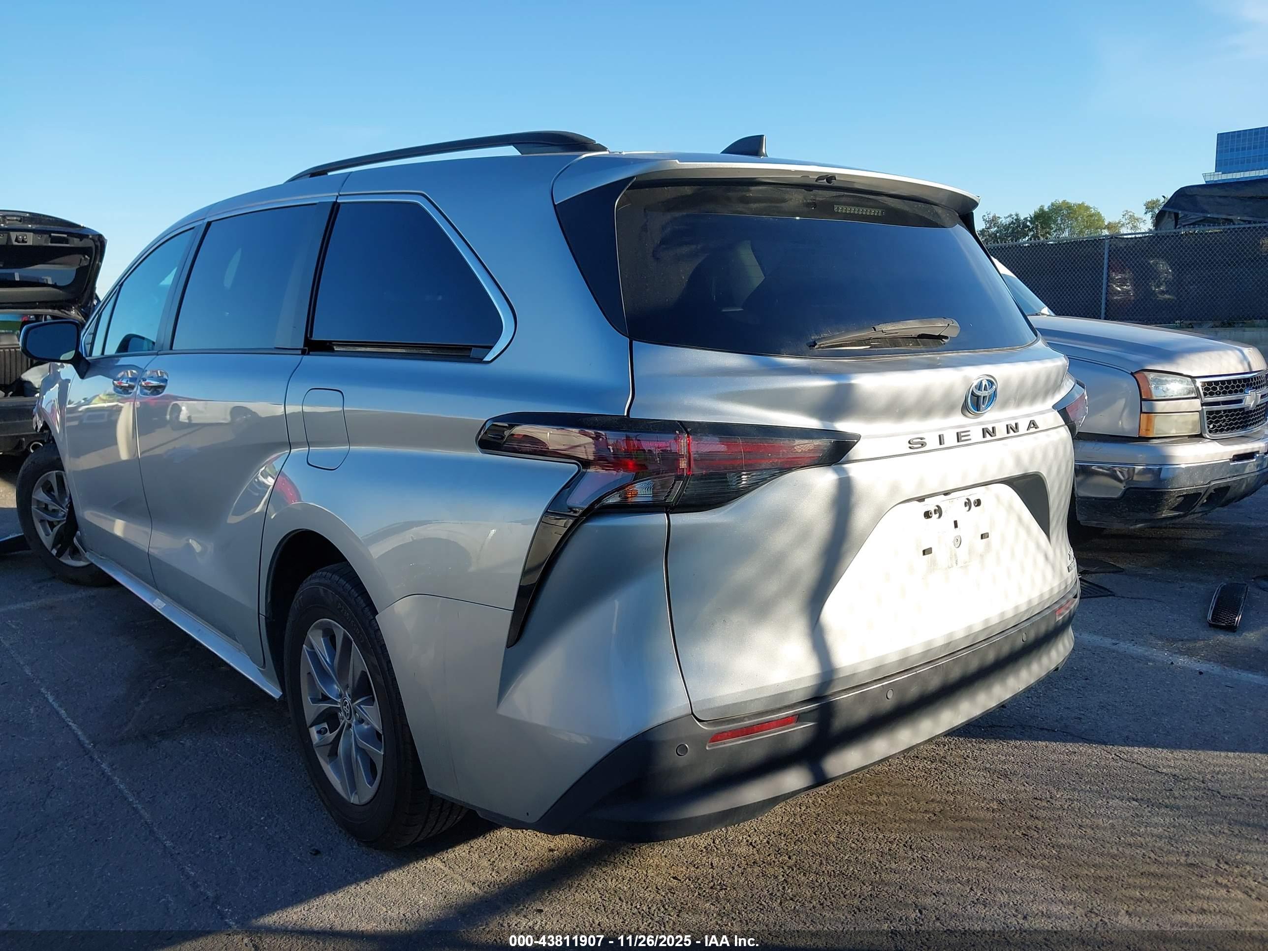 TOYOTA SIENNA image 3