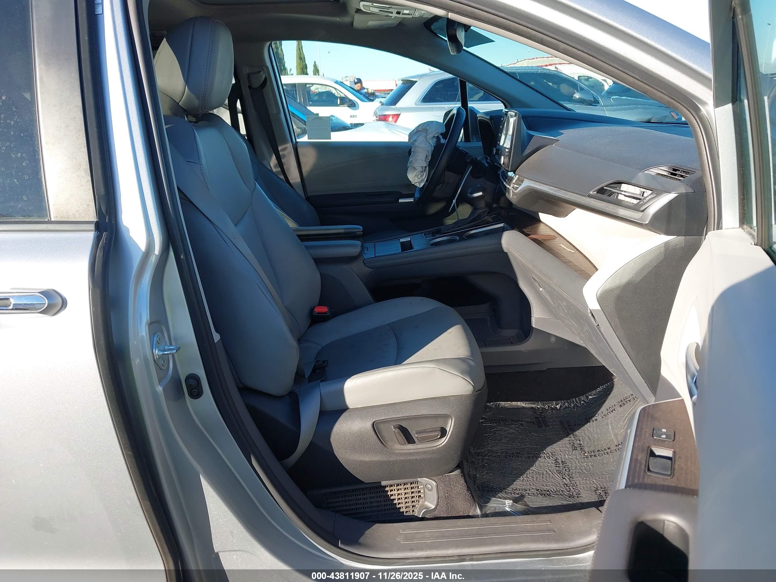TOYOTA SIENNA image 5
