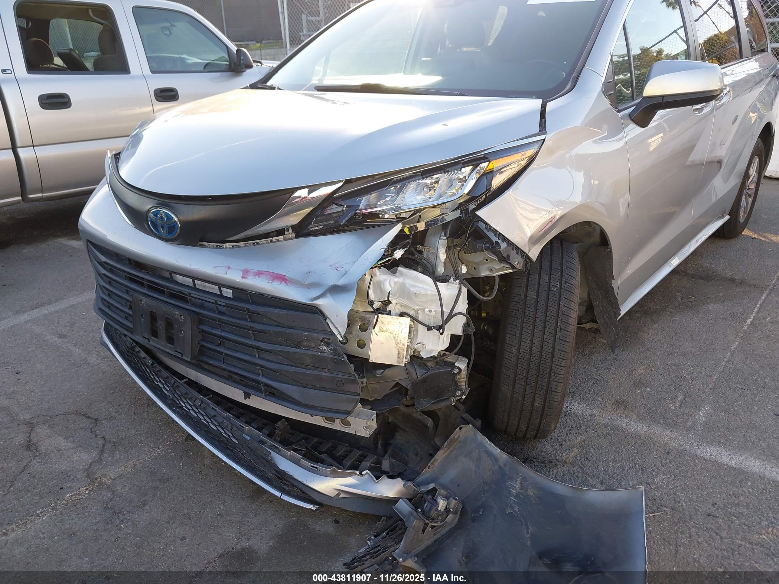 TOYOTA SIENNA image 6