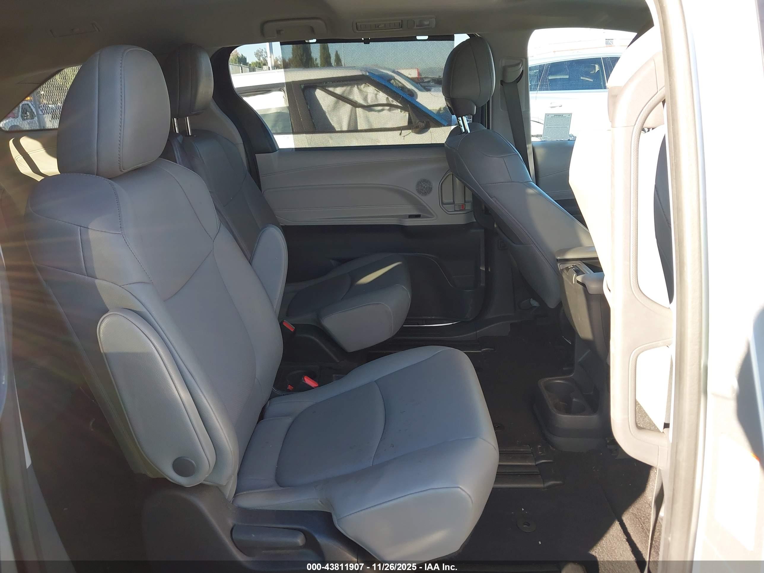 TOYOTA SIENNA image 8