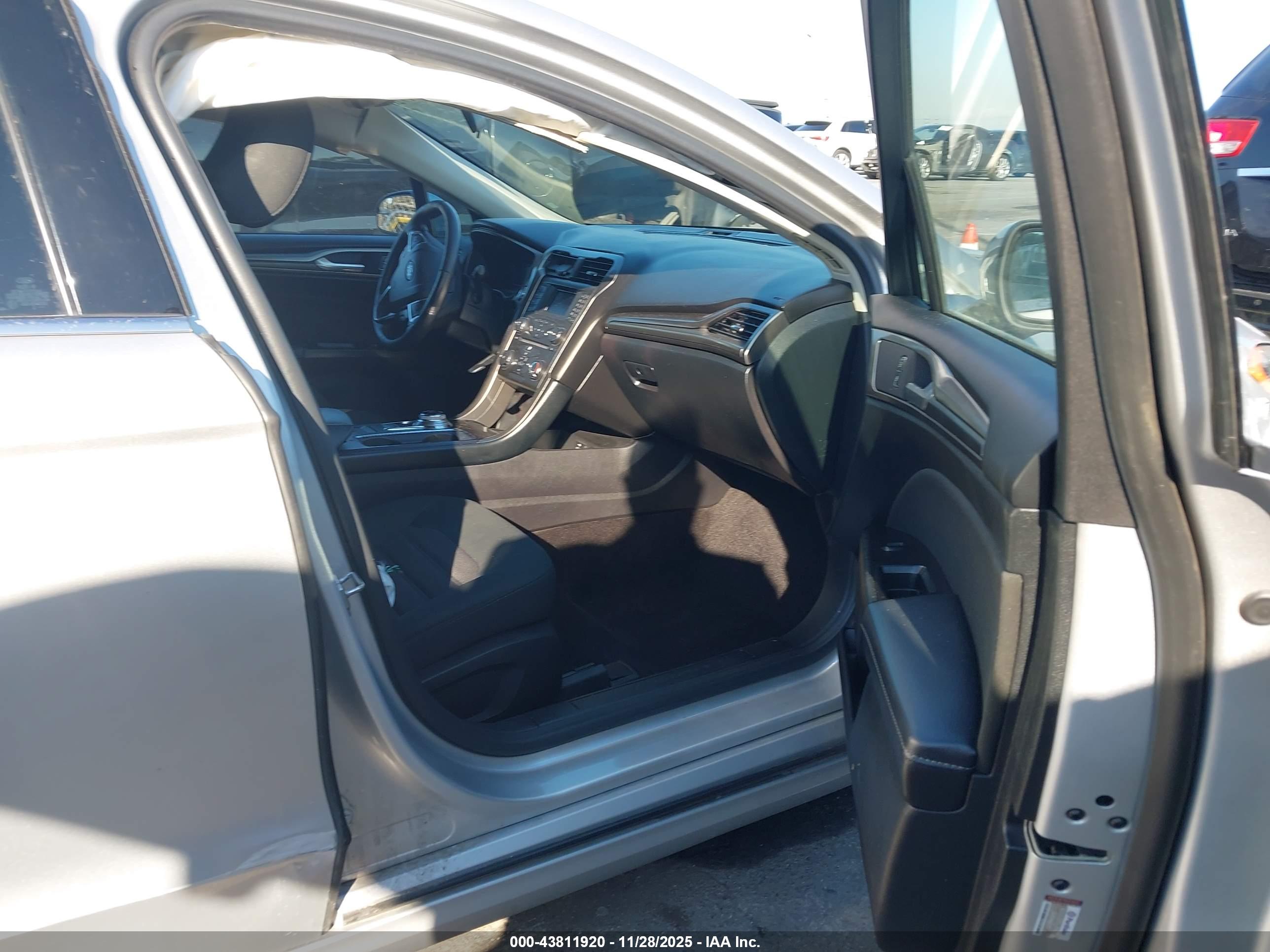 FORD FUSION image 5