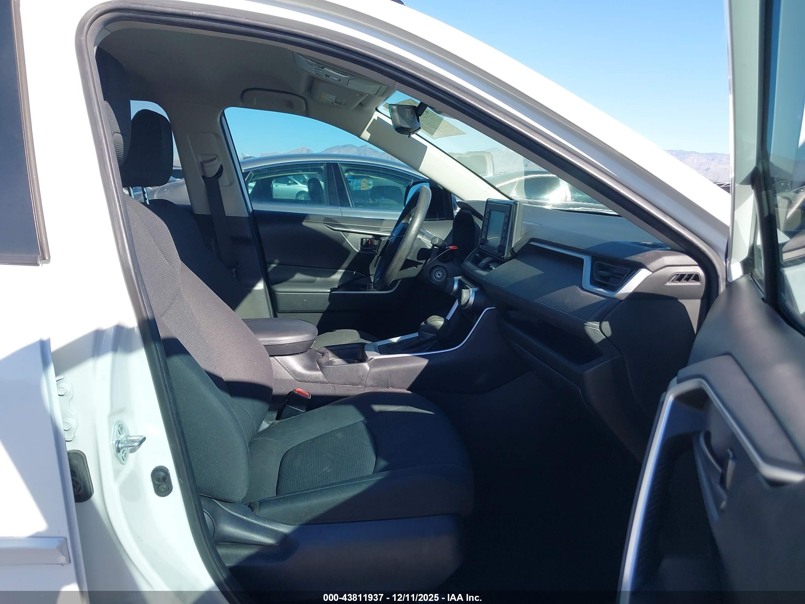 TOYOTA RAV4 image 5