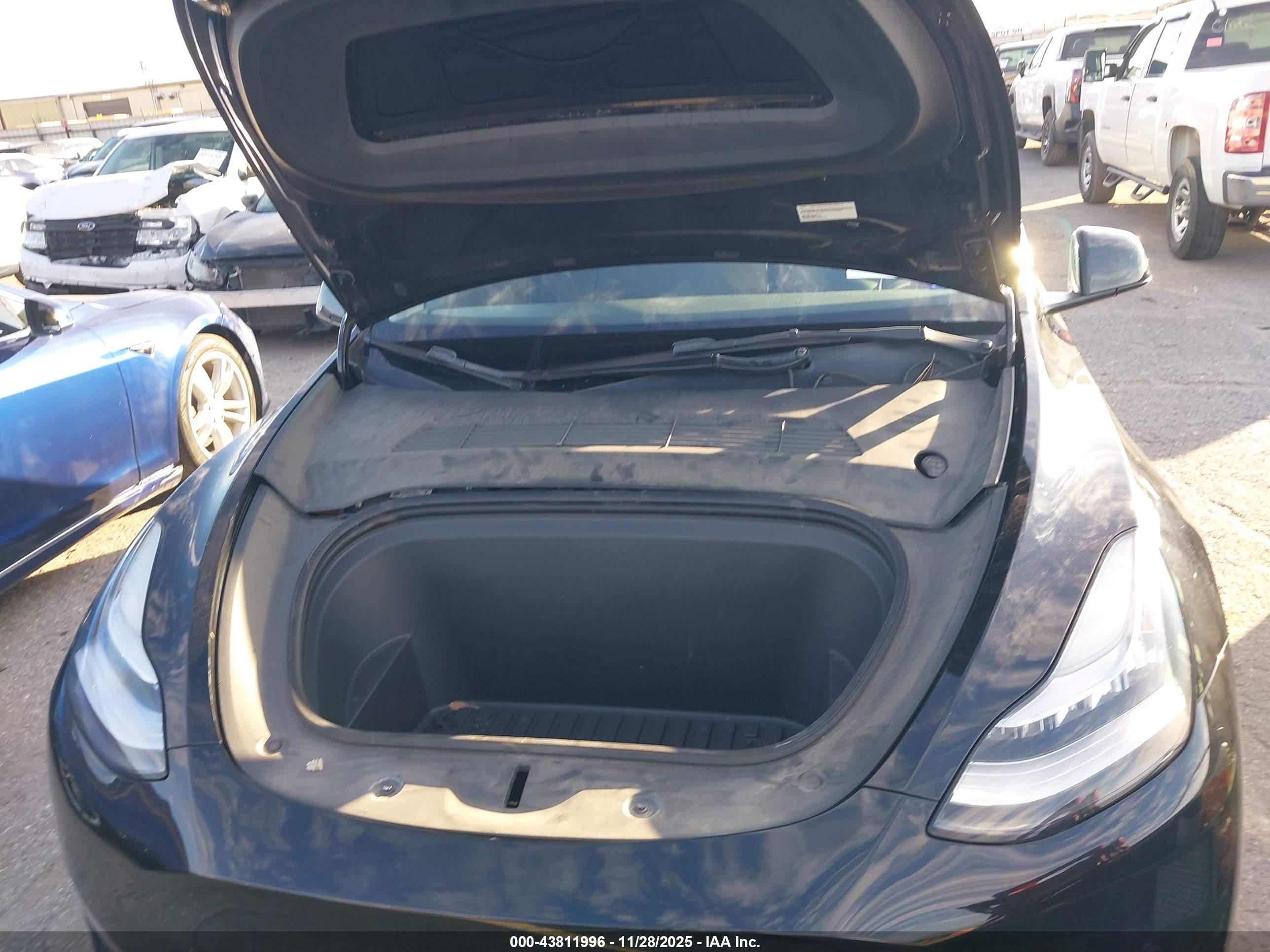 TESLA MODEL image 10